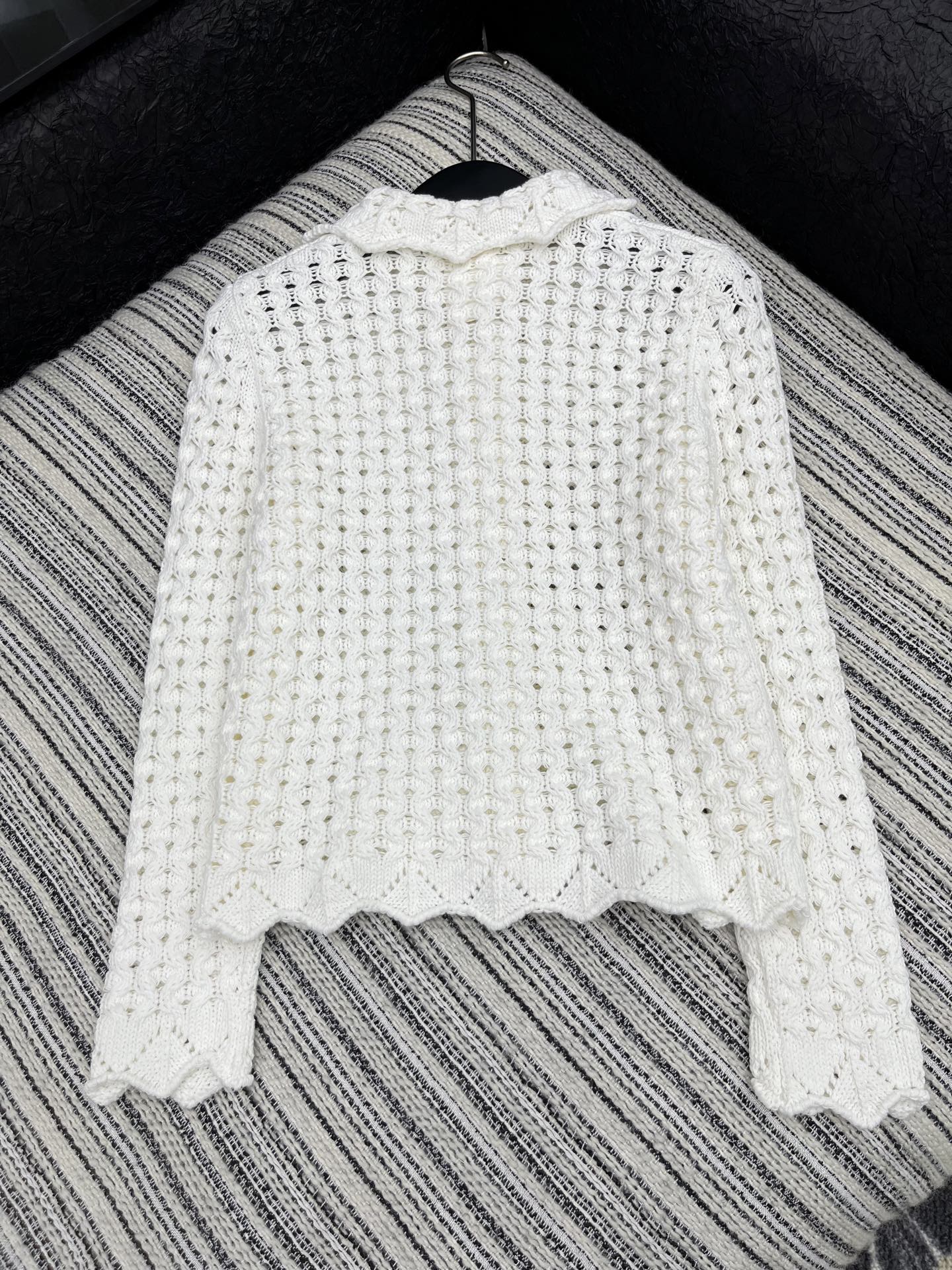 🛒𝐍𝐄𝐖 · 𝟐𝟎𝟐5/爆款现货

原单品质 Chan*｜25中古系列重工钩花翻领外套
设计高级又时髦！