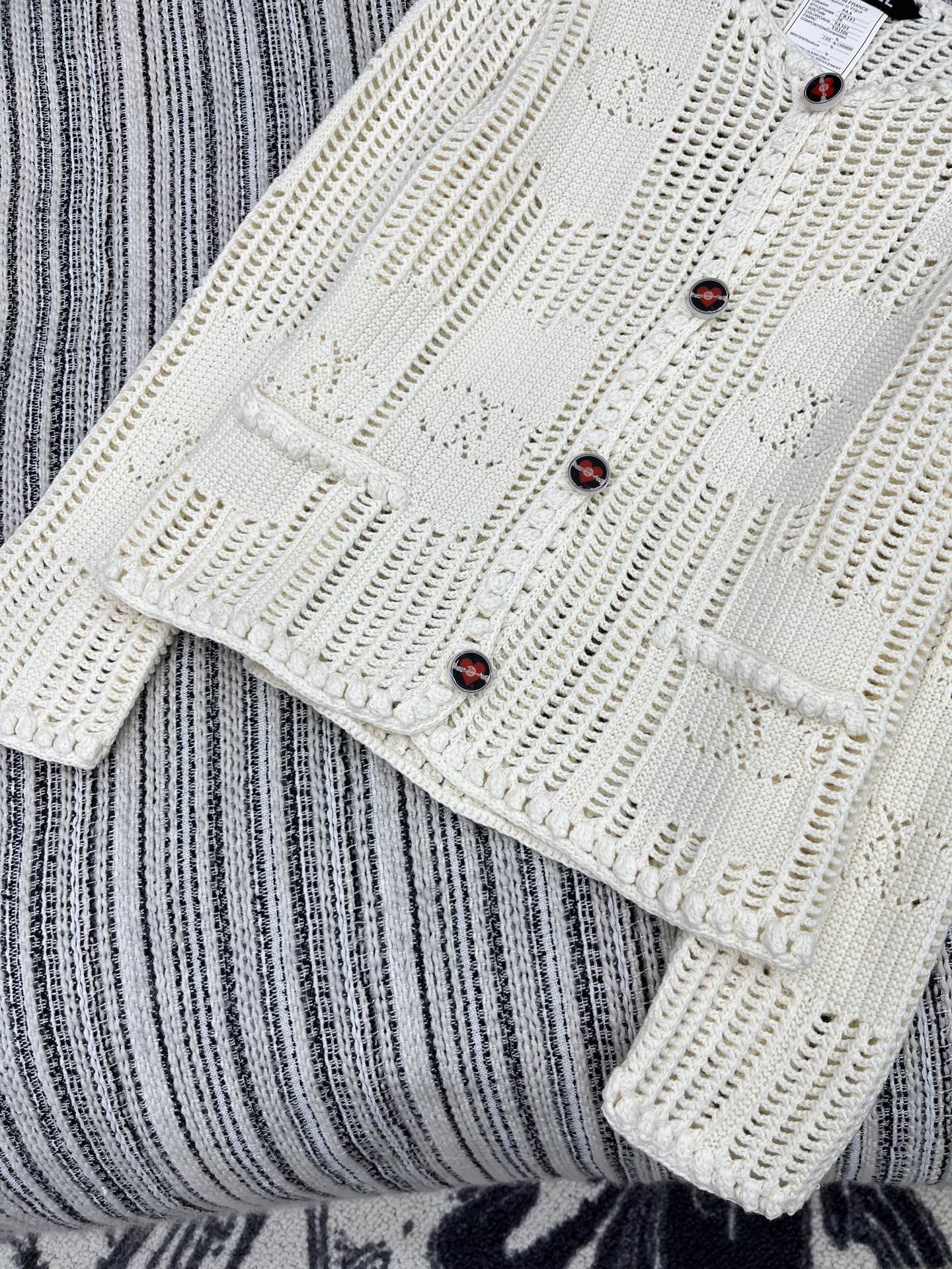 🛒𝐍𝐄𝐖 · 𝟐𝟎𝟐5/爆款现货

原单品质 Chan*｜25中古系列重工双C钩花圆领外套
设计高级又时