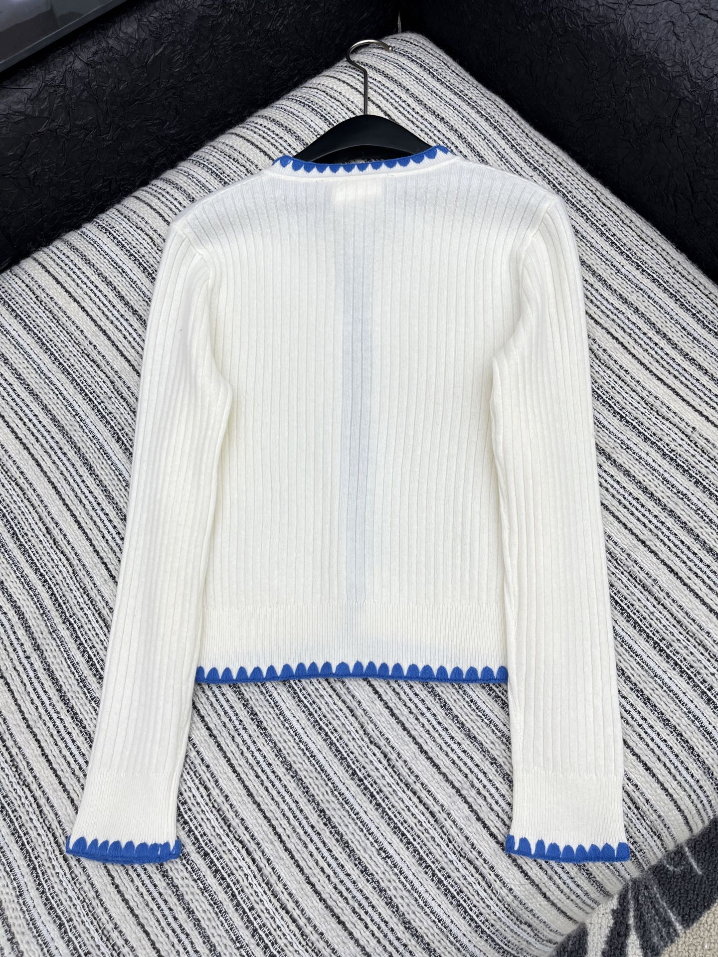 🛒𝐍𝐄𝐖 · 𝟐𝟎𝟐5/爆款现货

原单品质 Chan*｜25中古系列重工撞色勾边圆领外套
设计高级又时