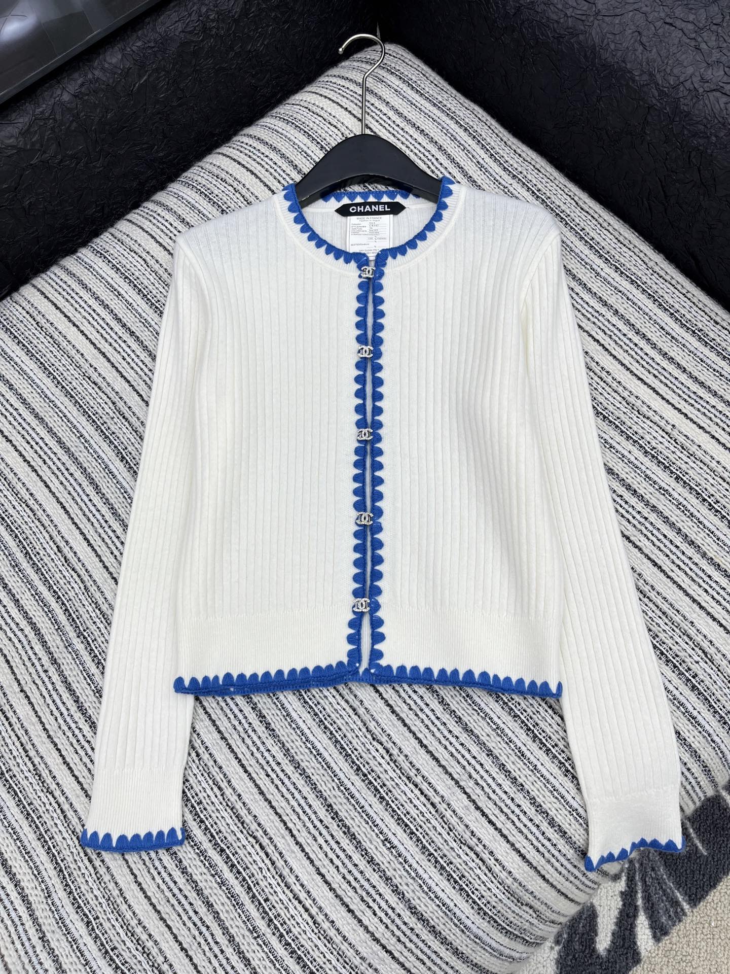 🛒𝐍𝐄𝐖 · 𝟐𝟎𝟐5/爆款现货

原单品质 Chan*｜25中古系列重工撞色勾边圆领外套
设计高级又时