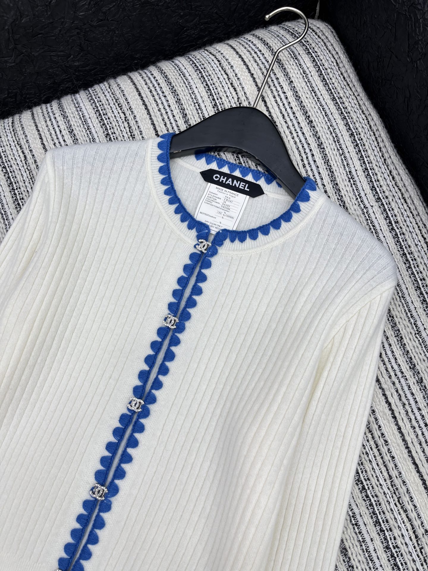 🛒𝐍𝐄𝐖 · 𝟐𝟎𝟐5/爆款现货

原单品质 Chan*｜25中古系列重工撞色勾边圆领外套
设计高级又时
