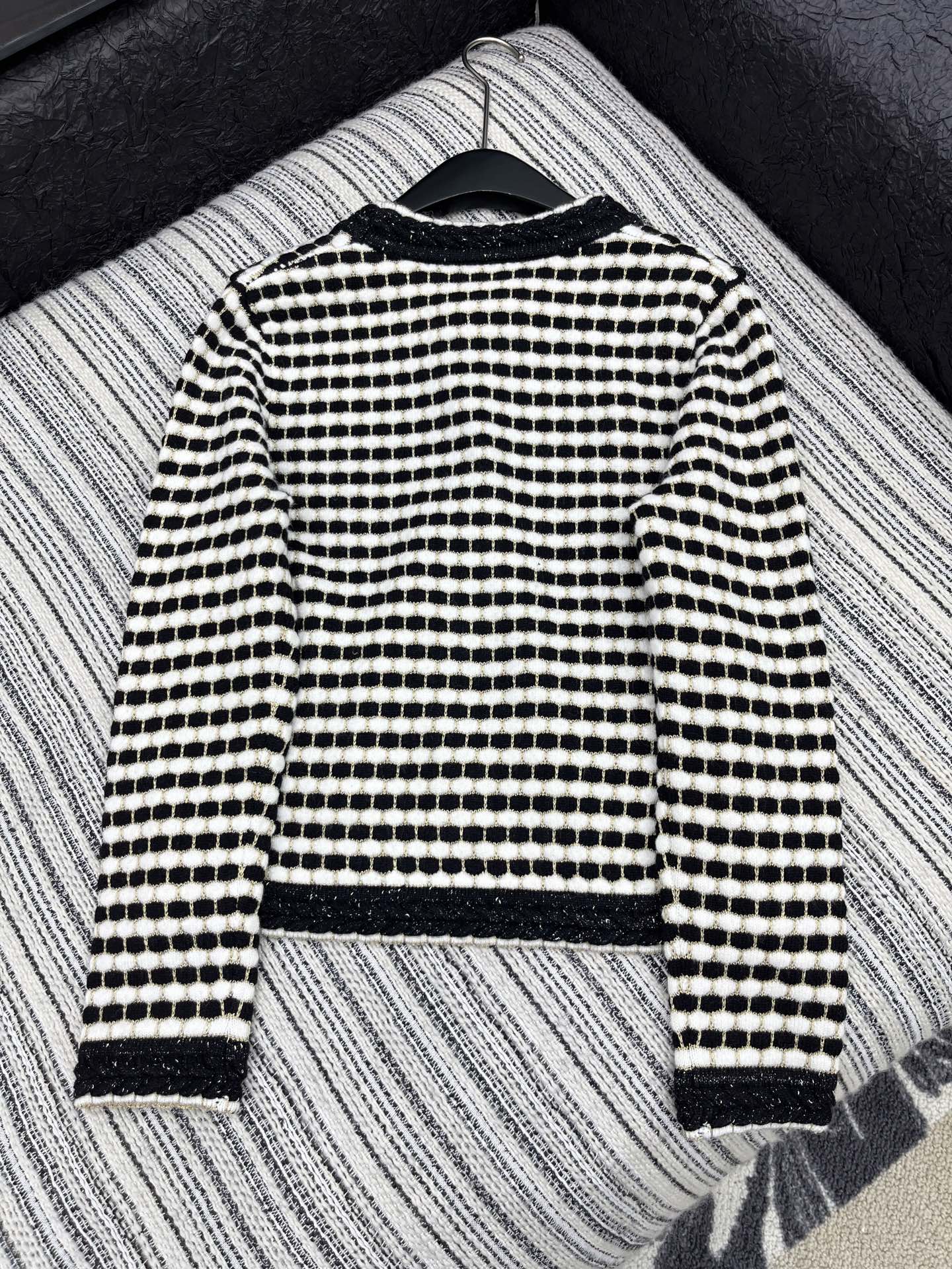 🛒𝐍𝐄𝐖 · 𝟐𝟎𝟐5/爆款现货

原单品质 Chan*｜25中古系列重工撞色V领外套
设计高级又时髦！
