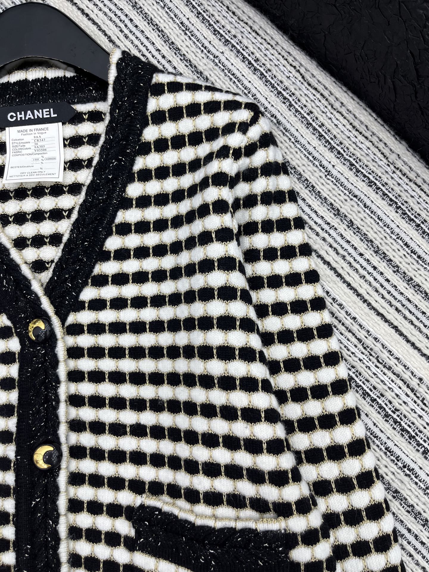 🛒𝐍𝐄𝐖 · 𝟐𝟎𝟐5/爆款现货

原单品质 Chan*｜25中古系列重工撞色V领外套
设计高级又时髦！