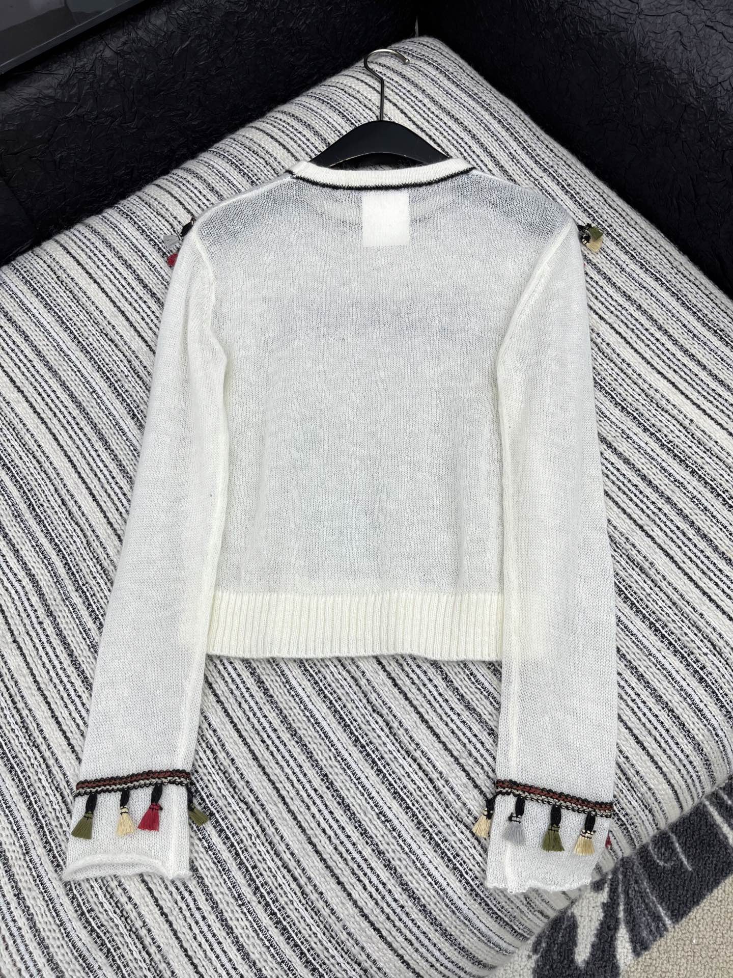 🛒𝐍𝐄𝐖 · 𝟐𝟎𝟐5/爆款现货

原单品质 Chan*｜25中古系列重工撞色圆领外套
设计高级又时髦！