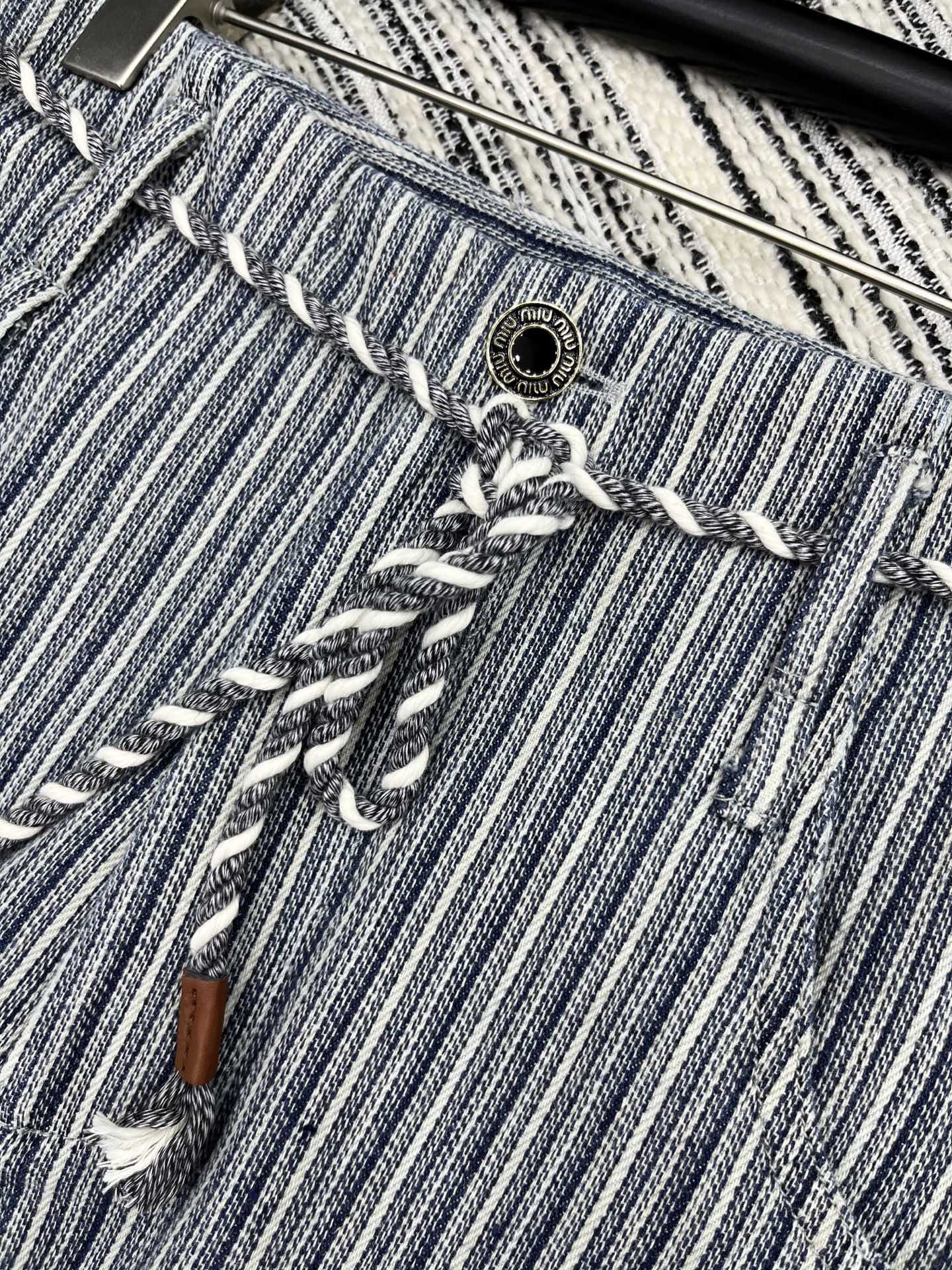 🛒𝐍𝐄𝐖 · 𝟐𝟎𝟐5/爆款现货

原单品质 Miu Mi*｜女神同款订制面料休闲裤
这款休闲裤选用优质