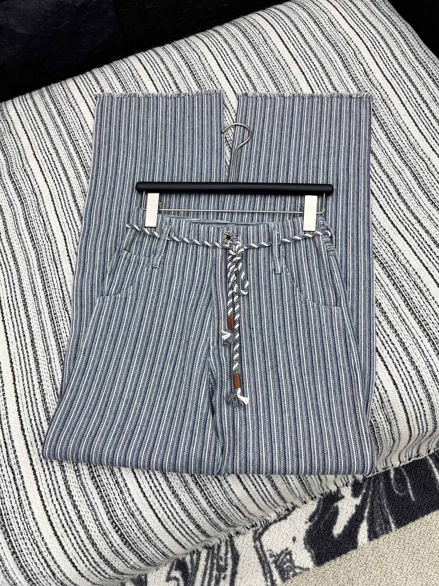 🛒𝐍𝐄𝐖 · 𝟐𝟎𝟐5/爆款现货

原单品质 Miu Mi*｜女神同款订制面料休闲裤
这款休闲裤选用优质