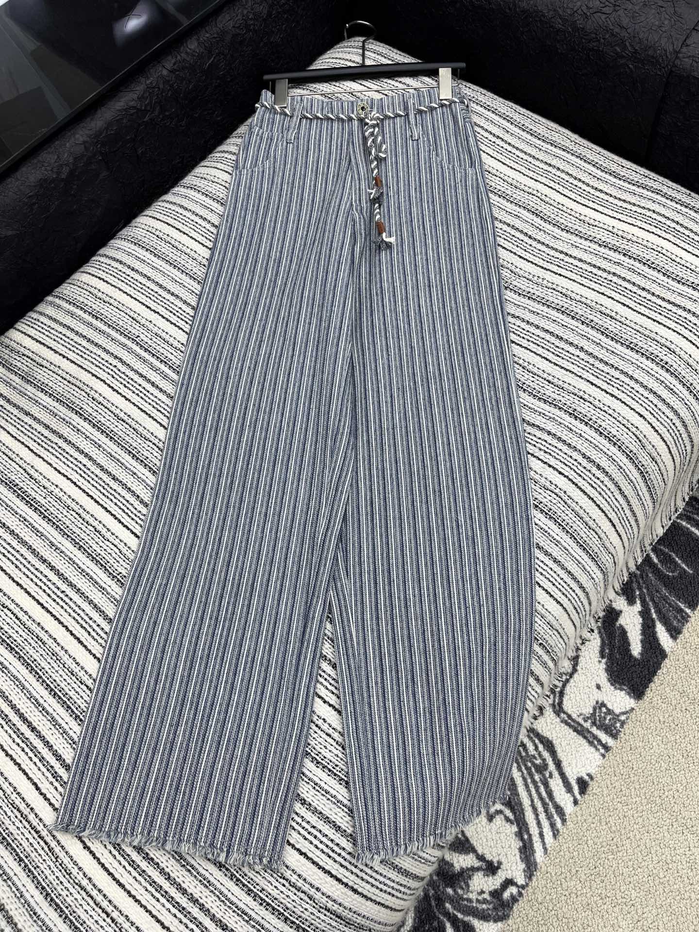 🛒𝐍𝐄𝐖 · 𝟐𝟎𝟐5/爆款现货

原单品质 Miu Mi*｜女神同款订制面料休闲裤
这款休闲裤选用优质