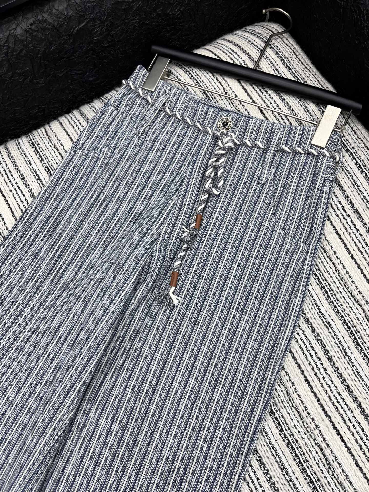 🛒𝐍𝐄𝐖 · 𝟐𝟎𝟐5/爆款现货

原单品质 Miu Mi*｜女神同款订制面料休闲裤
这款休闲裤选用优质