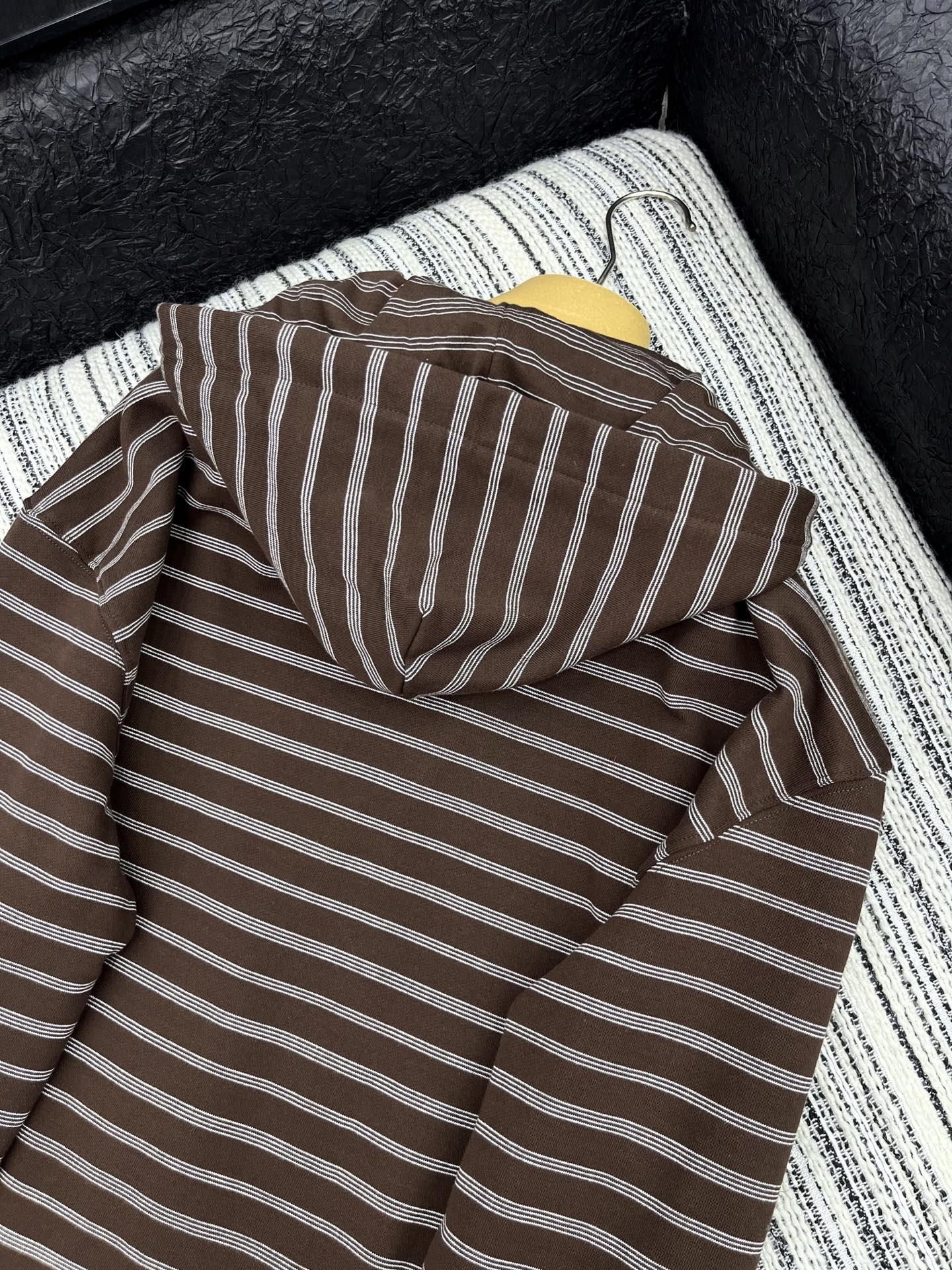 🛒𝐍𝐄𝐖 · 𝟐𝟎𝟐5/爆款现货

【原版定制】𝐌𝐈𝐔 𝐌𝐈*｜25早秋新款撞色条纹外套
经典的色系拼接
