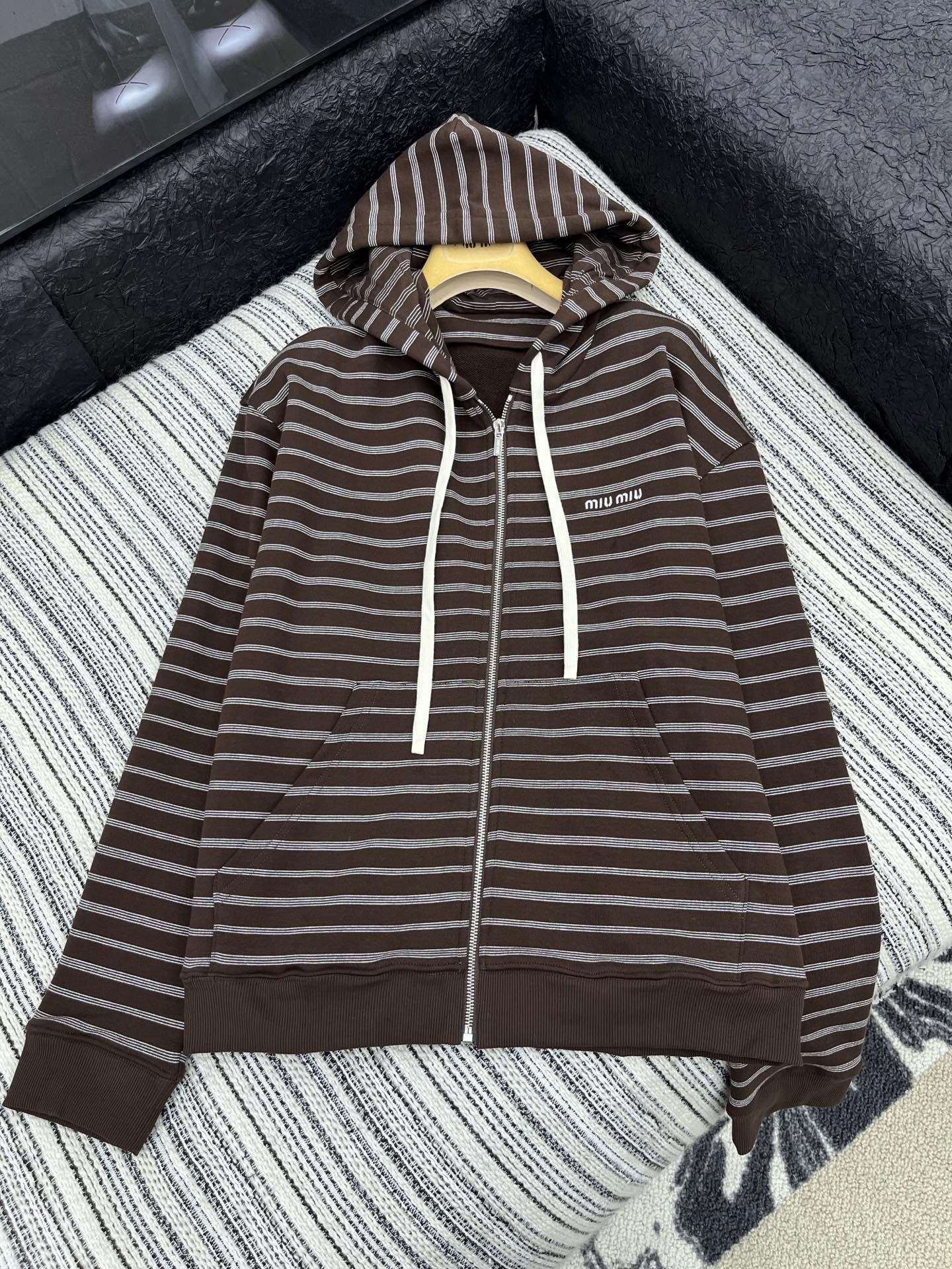 🛒𝐍𝐄𝐖 · 𝟐𝟎𝟐5/爆款现货

【原版定制】𝐌𝐈𝐔 𝐌𝐈*｜25早秋新款撞色条纹外套
经典的色系拼接