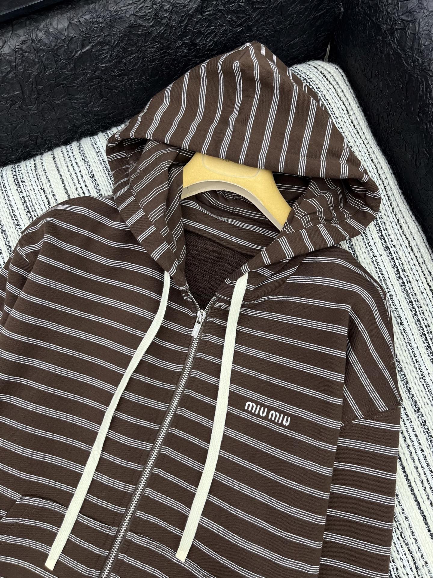 🛒𝐍𝐄𝐖 · 𝟐𝟎𝟐5/爆款现货

【原版定制】𝐌𝐈𝐔 𝐌𝐈*｜25早秋新款撞色条纹外套
经典的色系拼接