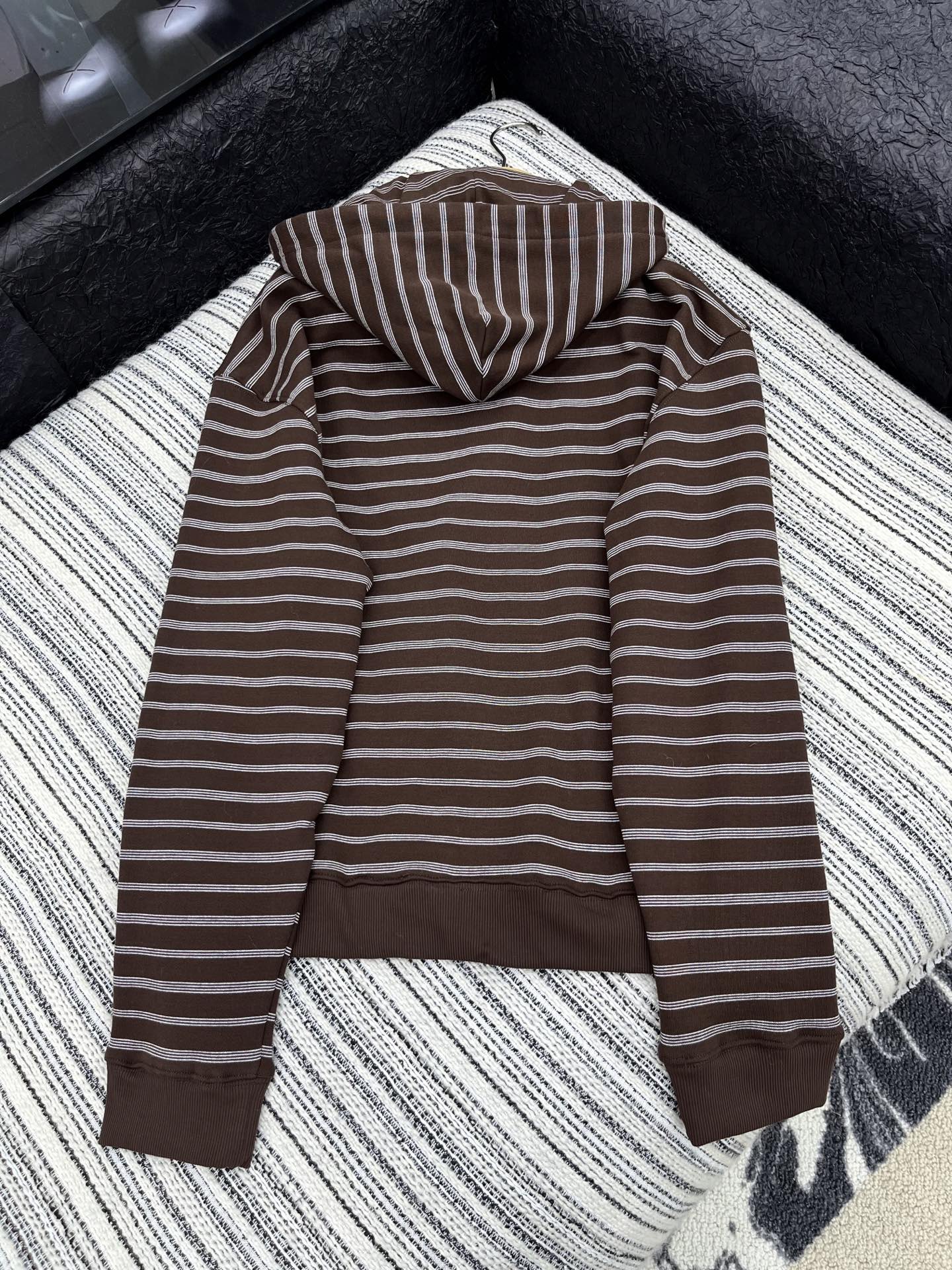 🛒𝐍𝐄𝐖 · 𝟐𝟎𝟐5/爆款现货

【原版定制】𝐌𝐈𝐔 𝐌𝐈*｜25早秋新款撞色条纹外套
经典的色系拼接