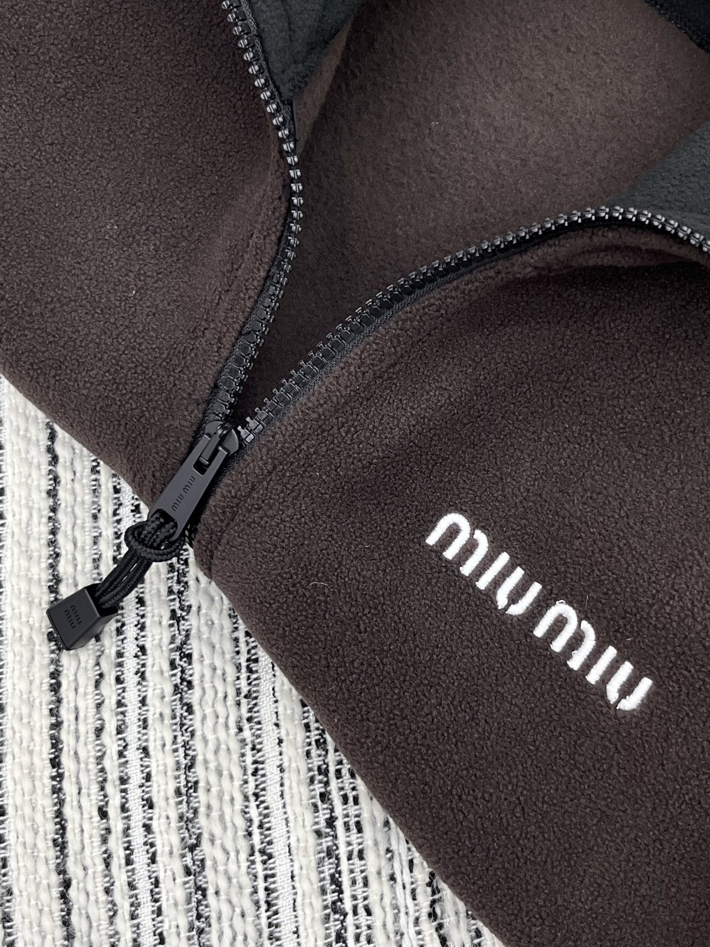 🛒𝐍𝐄𝐖 · 𝟐𝟎𝟐5/爆款现货

【原版定制】   Miu Mi*｜25新款抽绳摇粒绒撞色立领连衣裙
