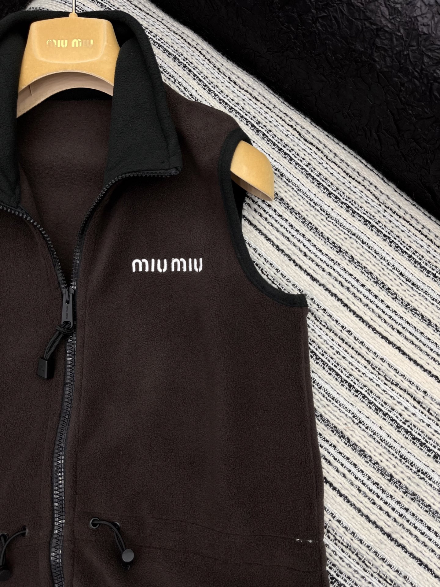 🛒𝐍𝐄𝐖 · 𝟐𝟎𝟐5/爆款现货

【原版定制】   Miu Mi*｜25新款抽绳摇粒绒撞色立领连衣裙
