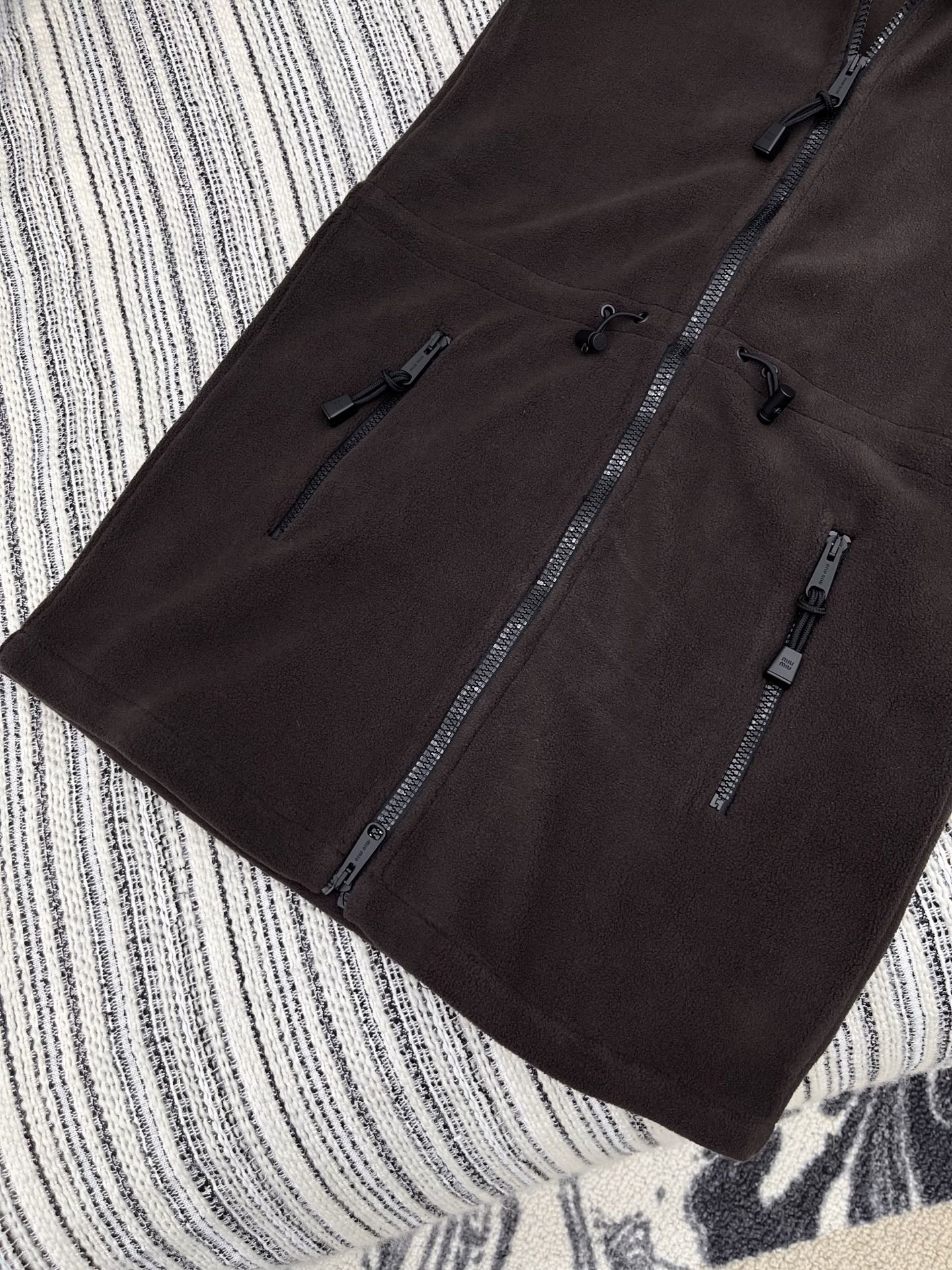 🛒𝐍𝐄𝐖 · 𝟐𝟎𝟐5/爆款现货

【原版定制】   Miu Mi*｜25新款抽绳摇粒绒撞色立领连衣裙
