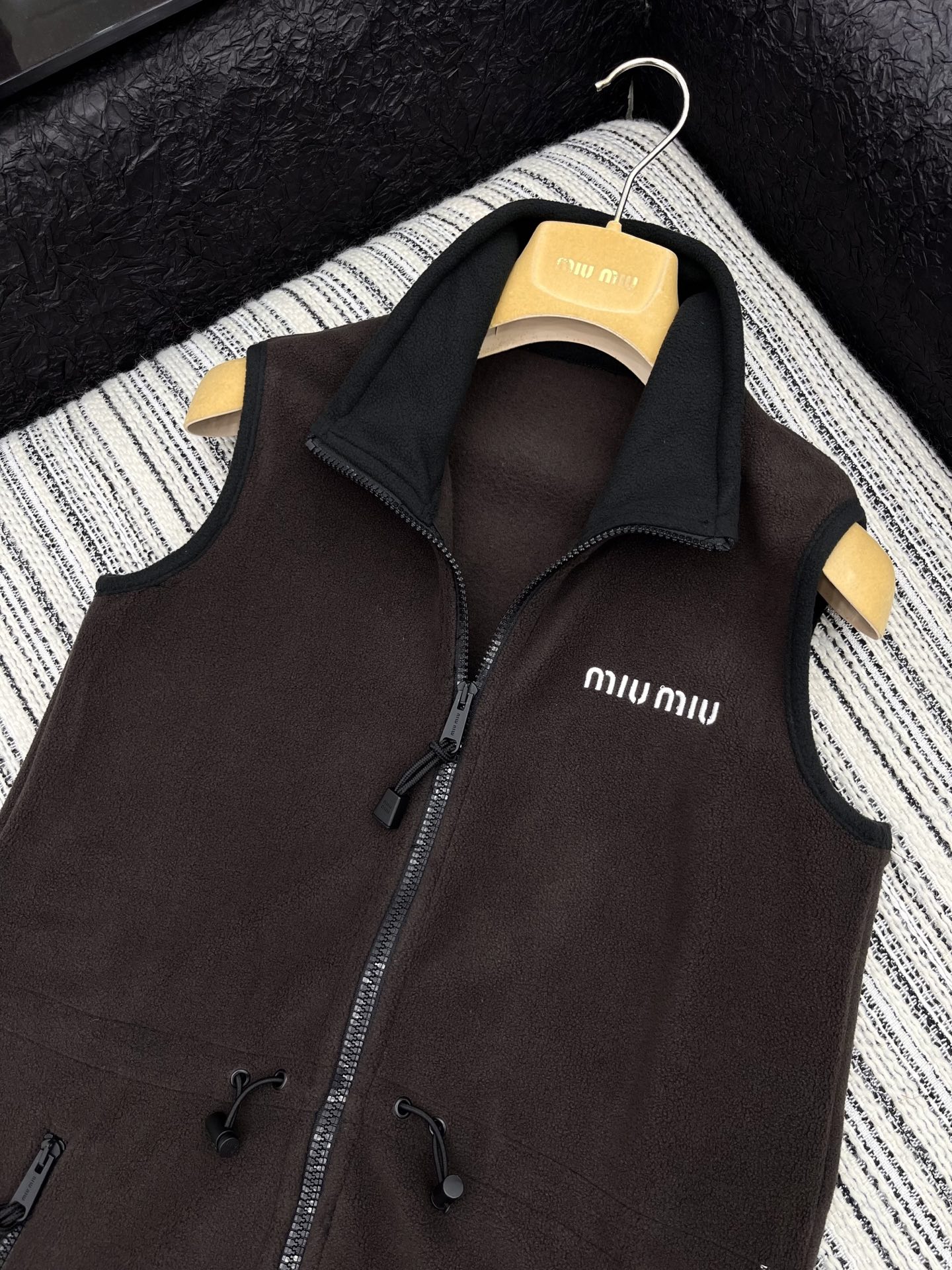 🛒𝐍𝐄𝐖 · 𝟐𝟎𝟐5/爆款现货

【原版定制】   Miu Mi*｜25新款抽绳摇粒绒撞色立领连衣裙
