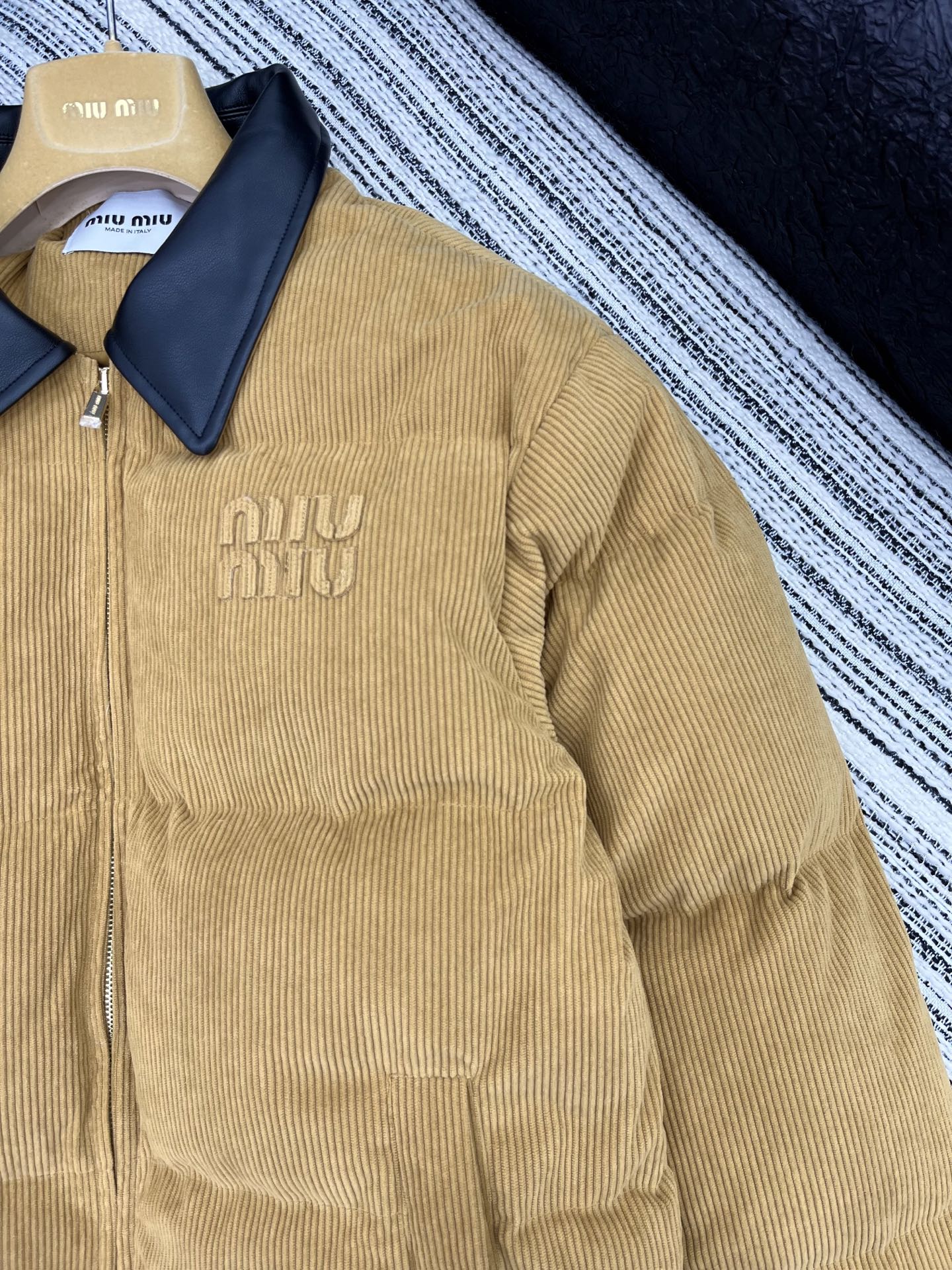 🛒𝐍𝐄𝐖 · 𝟐𝟎𝟐5/爆款现货

原单品质  Miu Mi*｜25秋冬新品灯芯绒棉服外套
撞色皮质翻领