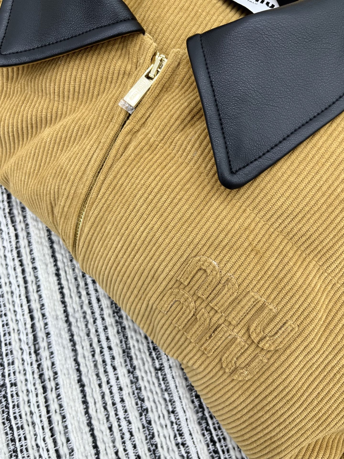 🛒𝐍𝐄𝐖 · 𝟐𝟎𝟐5/爆款现货

原单品质  Miu Mi*｜25秋冬新品灯芯绒棉服外套
撞色皮质翻领