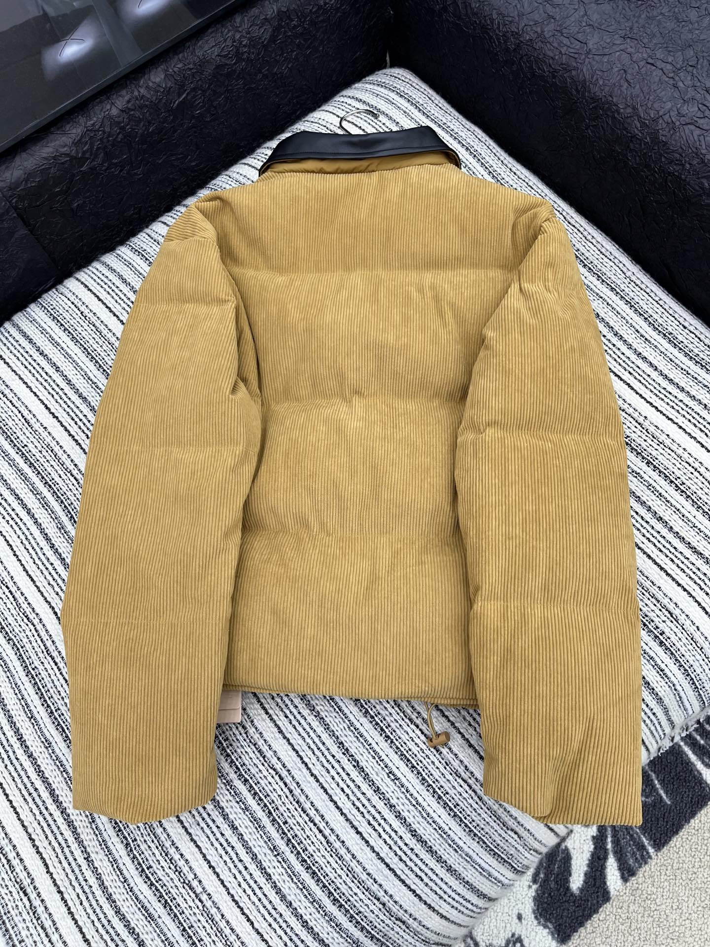 🛒𝐍𝐄𝐖 · 𝟐𝟎𝟐5/爆款现货

原单品质  Miu Mi*｜25秋冬新品灯芯绒棉服外套
撞色皮质翻领