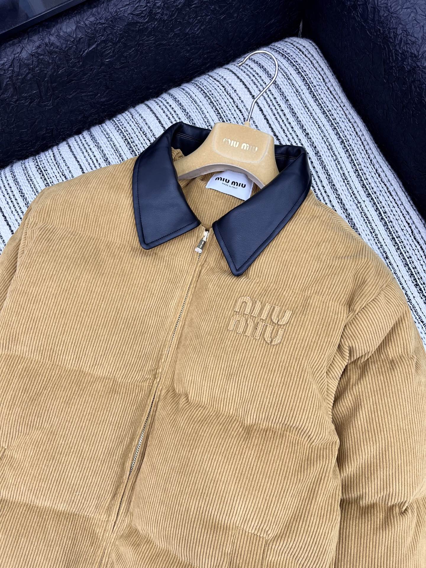 🛒𝐍𝐄𝐖 · 𝟐𝟎𝟐5/爆款现货

原单品质  Miu Mi*｜25秋冬新品灯芯绒棉服外套
撞色皮质翻领