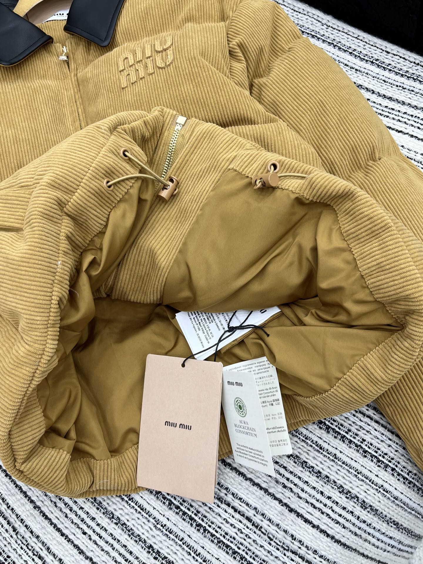 🛒𝐍𝐄𝐖 · 𝟐𝟎𝟐5/爆款现货

原单品质  Miu Mi*｜25秋冬新品灯芯绒棉服外套
撞色皮质翻领