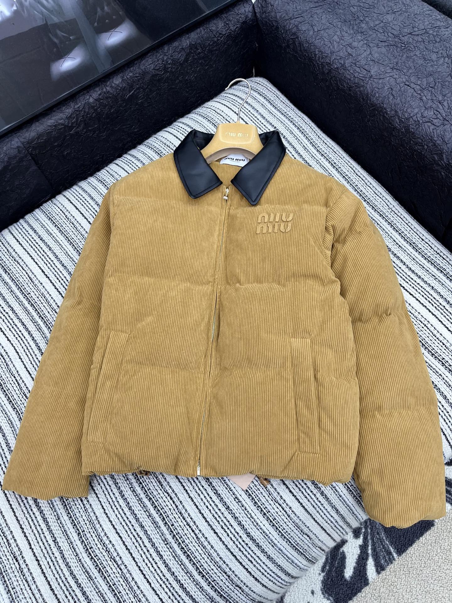 🛒𝐍𝐄𝐖 · 𝟐𝟎𝟐5/爆款现货

原单品质  Miu Mi*｜25秋冬新品灯芯绒棉服外套
撞色皮质翻领