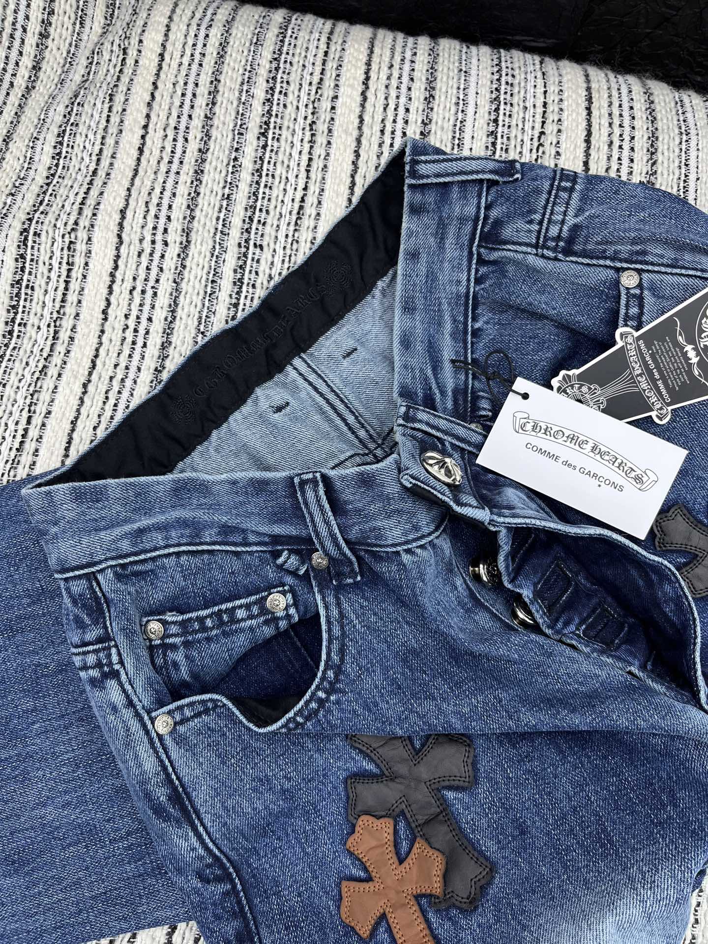 🛒𝐍𝐄𝐖 · 𝟐𝟎𝟐5/爆款现货

【原版订制】 克罗星*｜25经典十字贴布牛仔裤 
工艺款  高端设计