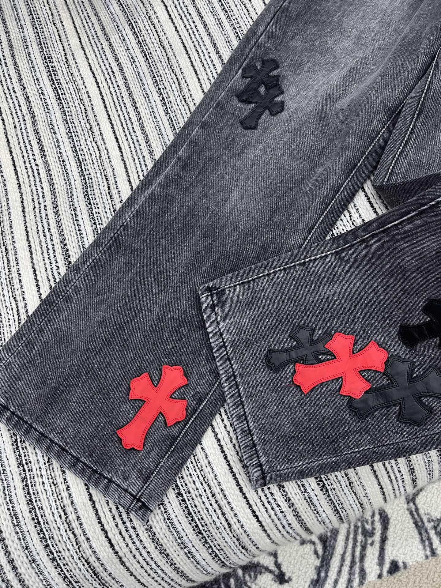 🛒𝐍𝐄𝐖 · 𝟐𝟎𝟐5/爆款现货

【原版订制】 克罗星*｜25经典十字贴布牛仔裤 
工艺款  高端设计