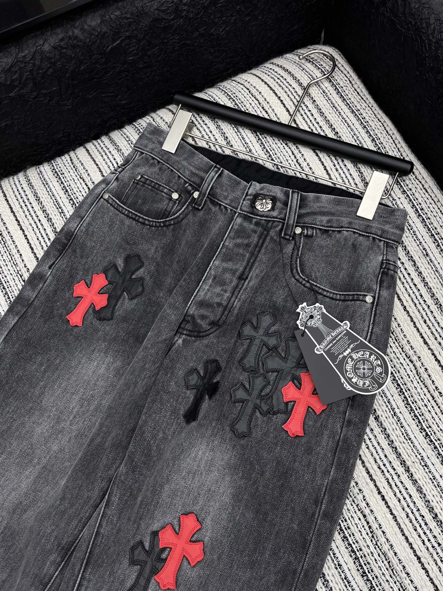 🛒𝐍𝐄𝐖 · 𝟐𝟎𝟐5/爆款现货

【原版订制】 克罗星*｜25经典十字贴布牛仔裤 
工艺款  高端设计