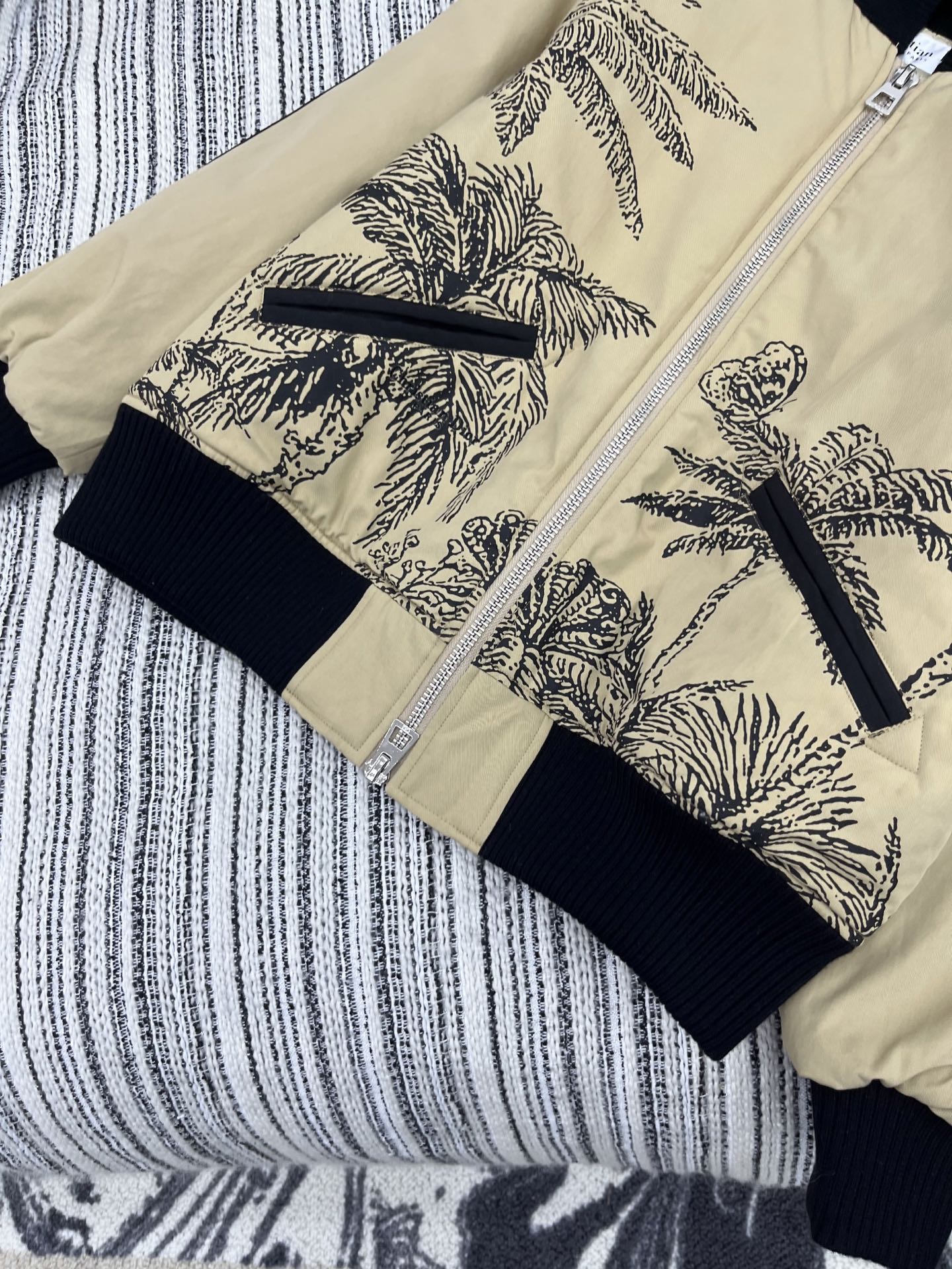 🛒𝐍𝐄𝐖 · 𝟐𝟎𝟐5/爆款现货

原单品质 Dio* ｜25Fw秋冬新款  活力丛林夹棉飞行夹克外套丨