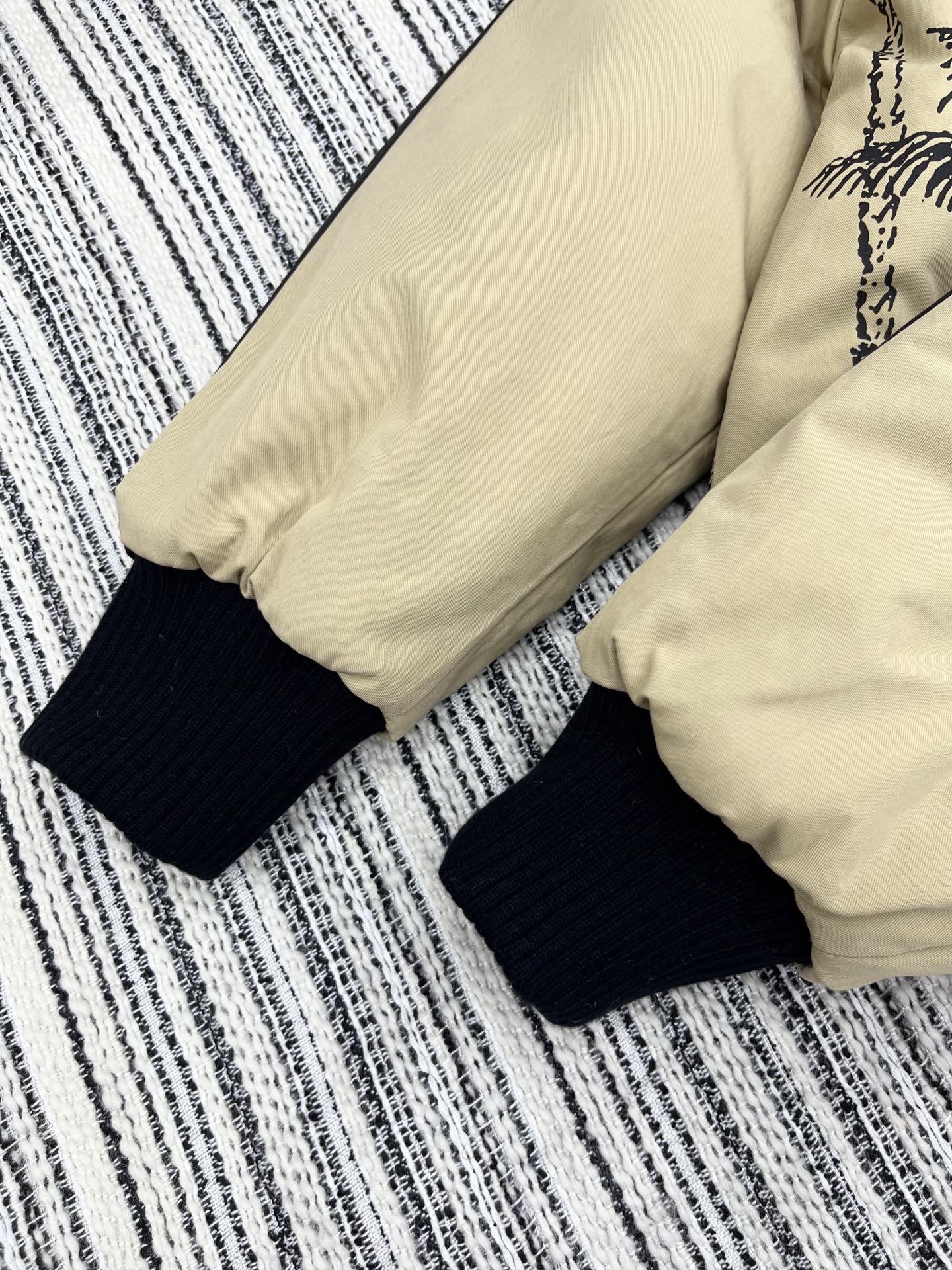 🛒𝐍𝐄𝐖 · 𝟐𝟎𝟐5/爆款现货

原单品质 Dio* ｜25Fw秋冬新款  活力丛林夹棉飞行夹克外套丨