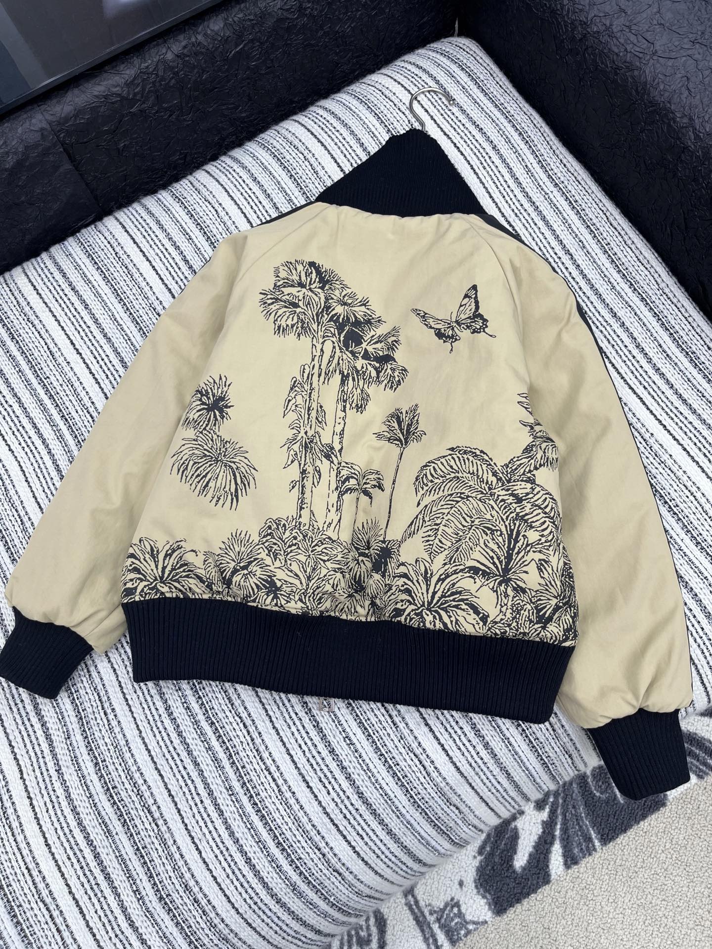 🛒𝐍𝐄𝐖 · 𝟐𝟎𝟐5/爆款现货

原单品质 Dio* ｜25Fw秋冬新款  活力丛林夹棉飞行夹克外套丨