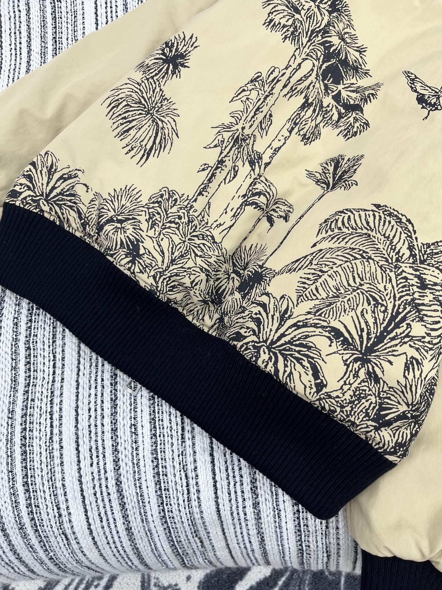 🛒𝐍𝐄𝐖 · 𝟐𝟎𝟐5/爆款现货

原单品质 Dio* ｜25Fw秋冬新款  活力丛林夹棉飞行夹克外套丨