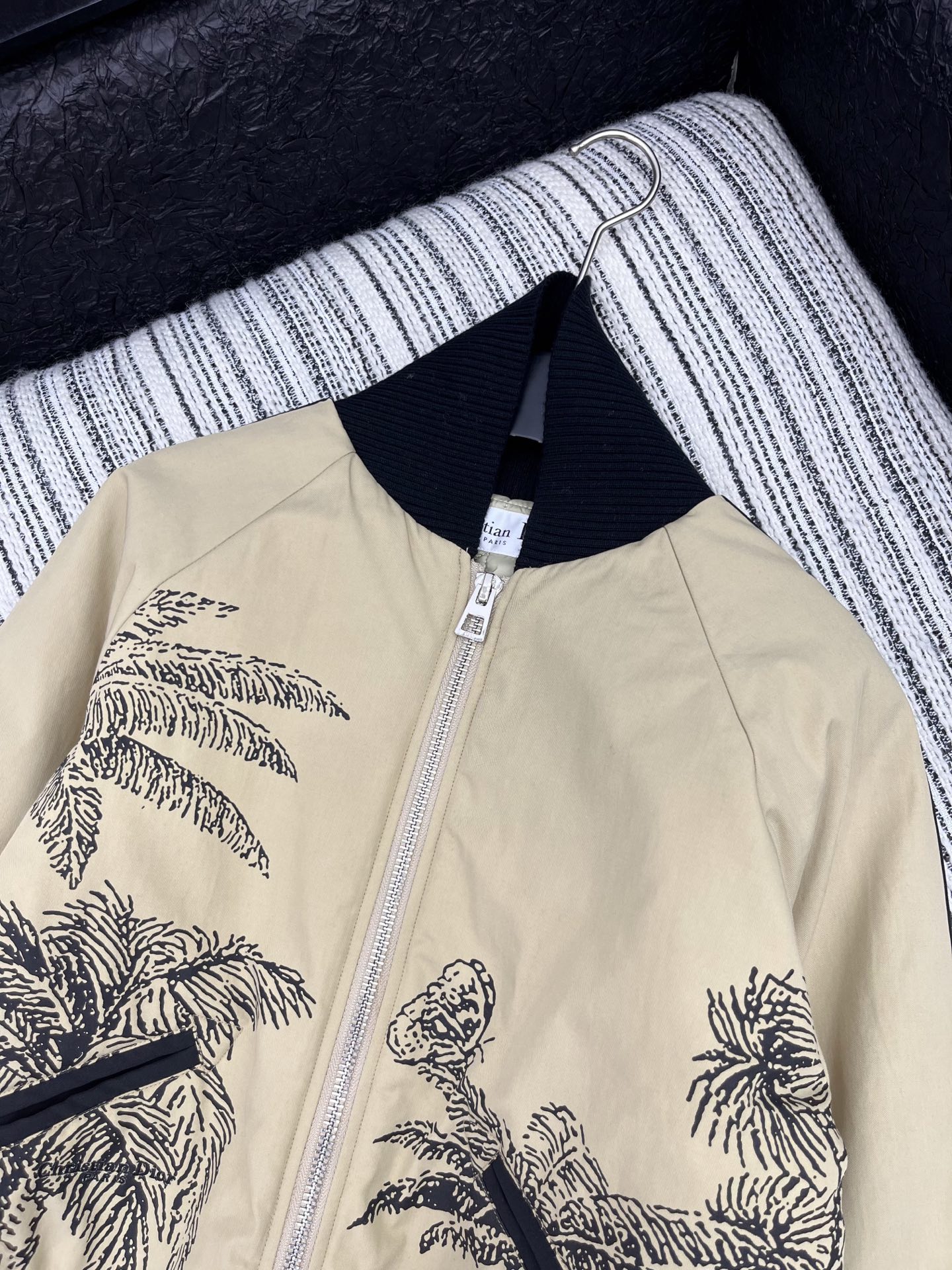 🛒𝐍𝐄𝐖 · 𝟐𝟎𝟐5/爆款现货

原单品质 Dio* ｜25Fw秋冬新款  活力丛林夹棉飞行夹克外套丨