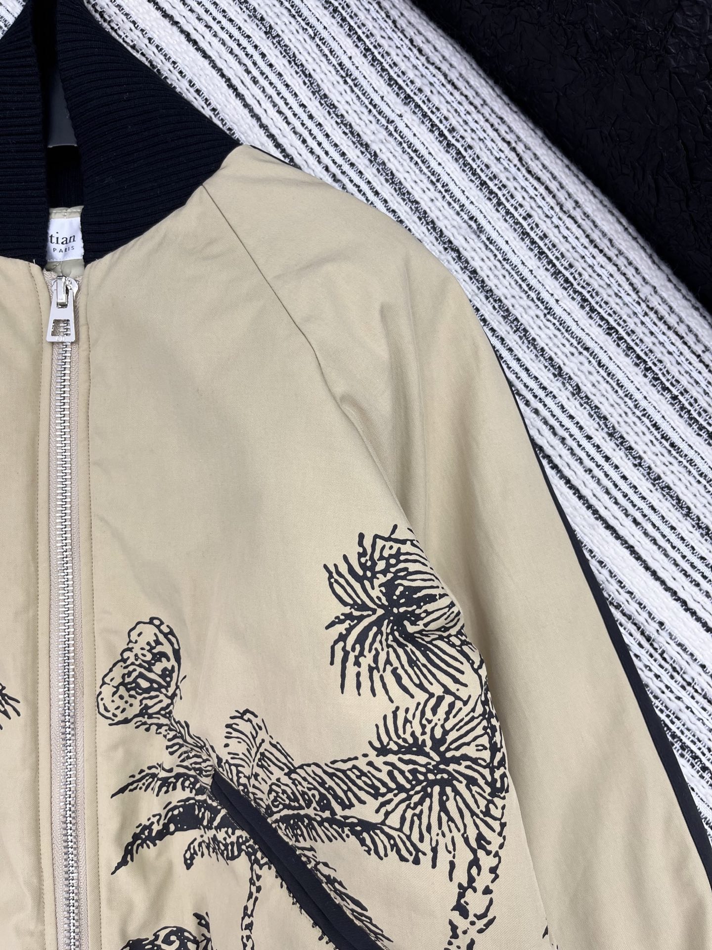 🛒𝐍𝐄𝐖 · 𝟐𝟎𝟐5/爆款现货

原单品质 Dio* ｜25Fw秋冬新款  活力丛林夹棉飞行夹克外套丨