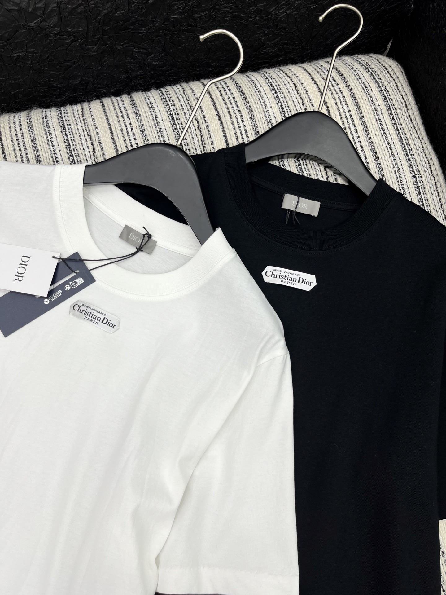 🛒𝐍𝐄𝐖 · 𝟐𝟎𝟐5/爆款现货

原单品质  Dio*｜25早秋字母贴标T恤
精致版型上身巨显瘦！
定