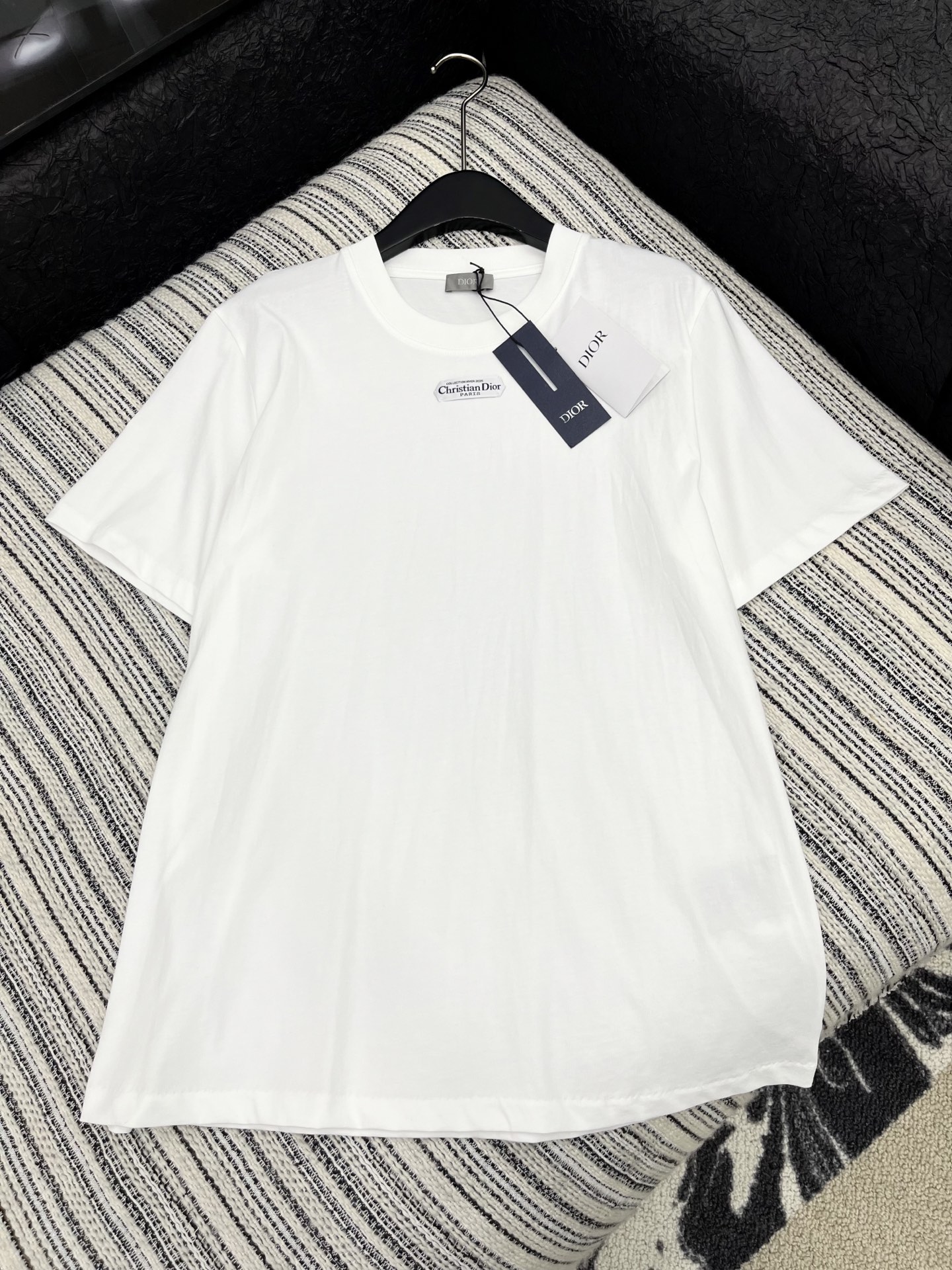 🛒𝐍𝐄𝐖 · 𝟐𝟎𝟐5/爆款现货

原单品质  Dio*｜25早秋字母贴标T恤
精致版型上身巨显瘦！
定