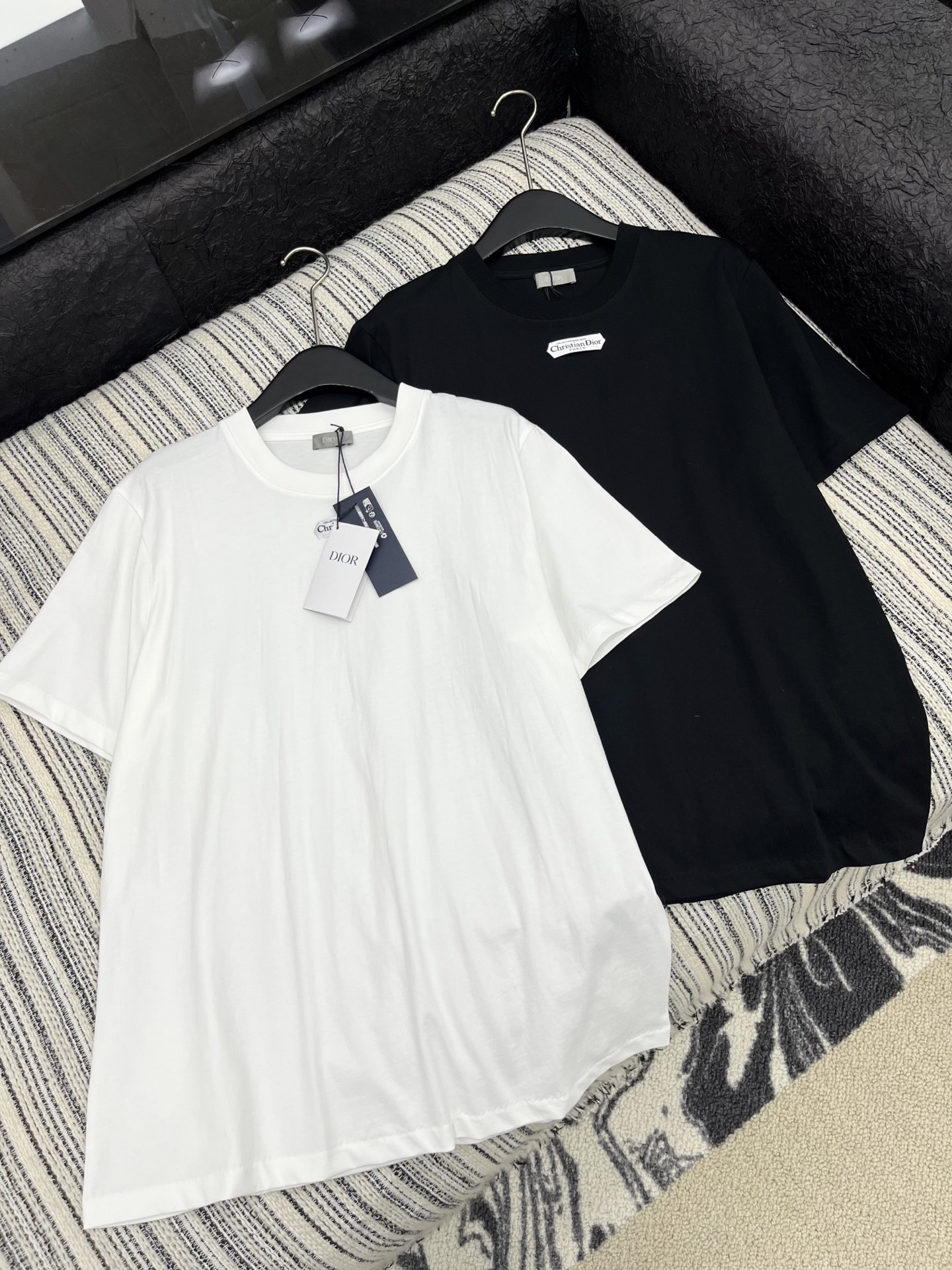 🛒𝐍𝐄𝐖 · 𝟐𝟎𝟐5/爆款现货

原单品质  Dio*｜25早秋字母贴标T恤
精致版型上身巨显瘦！
定