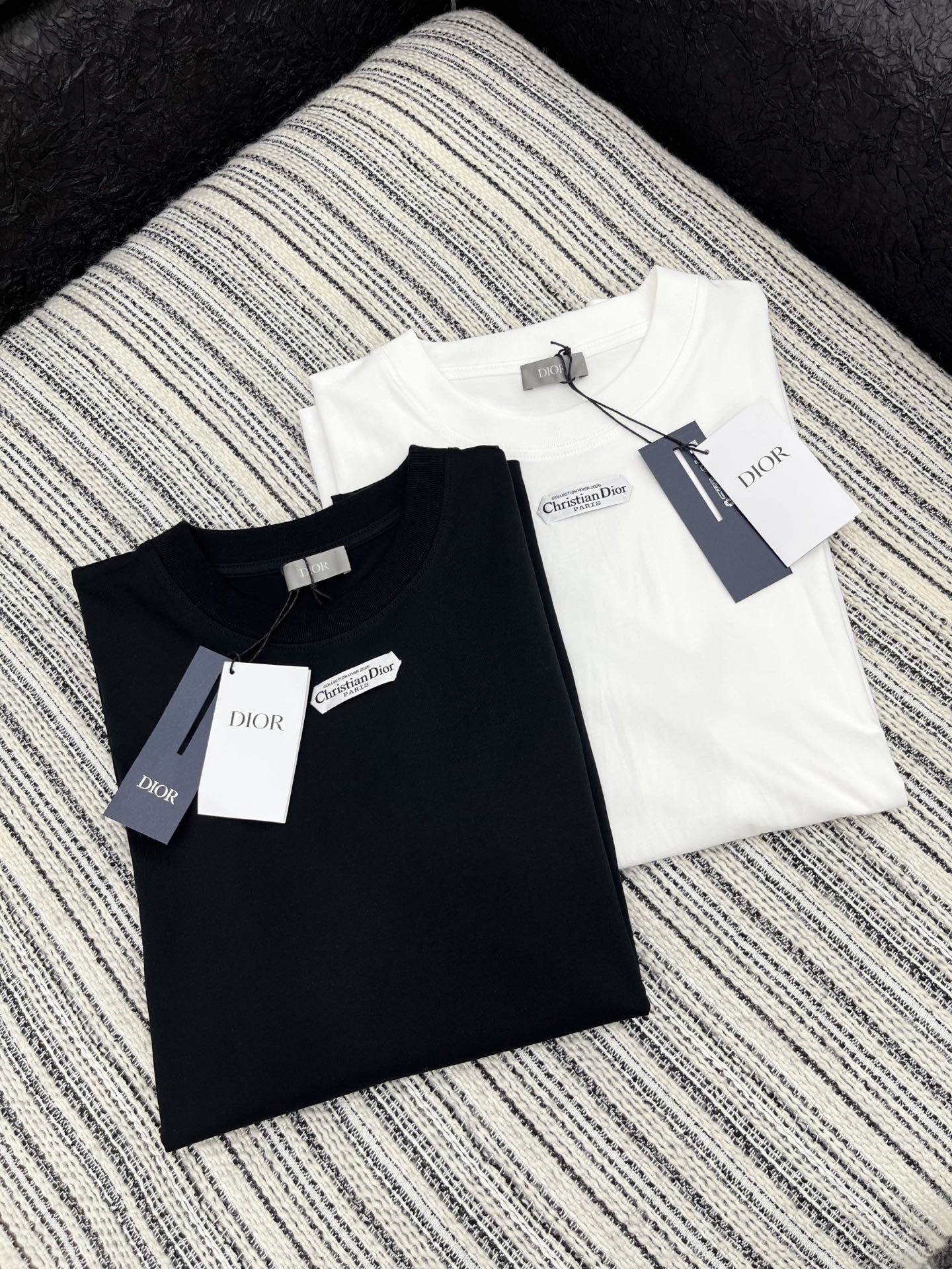 🛒𝐍𝐄𝐖 · 𝟐𝟎𝟐5/爆款现货

原单品质  Dio*｜25早秋字母贴标T恤
精致版型上身巨显瘦！
定