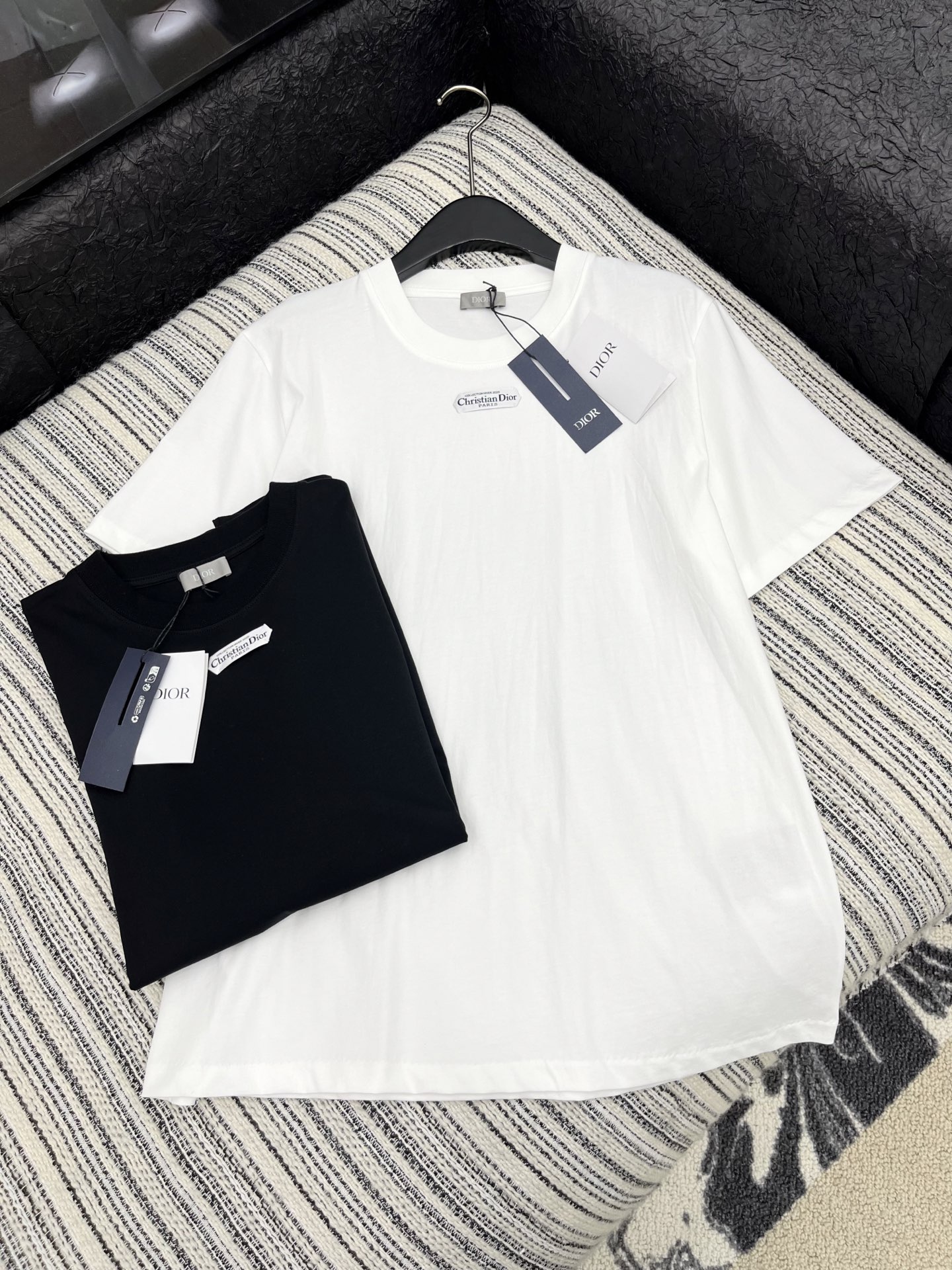 🛒𝐍𝐄𝐖 · 𝟐𝟎𝟐5/爆款现货

原单品质  Dio*｜25早秋字母贴标T恤
精致版型上身巨显瘦！
定