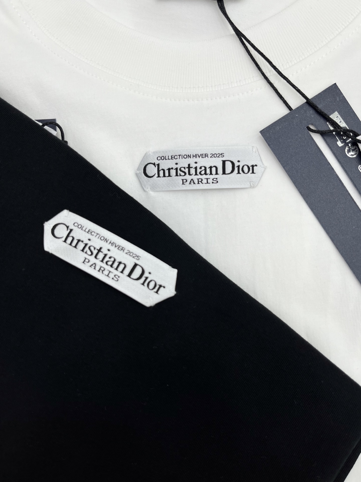 🛒𝐍𝐄𝐖 · 𝟐𝟎𝟐5/爆款现货

原单品质  Dio*｜25早秋字母贴标T恤
精致版型上身巨显瘦！
定