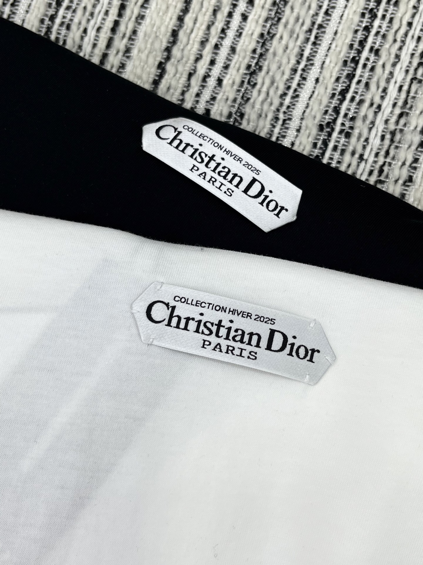 🛒𝐍𝐄𝐖 · 𝟐𝟎𝟐5/爆款现货

原单品质  Dio*｜25早秋字母贴标长袖T恤
精致版型上身巨显瘦！