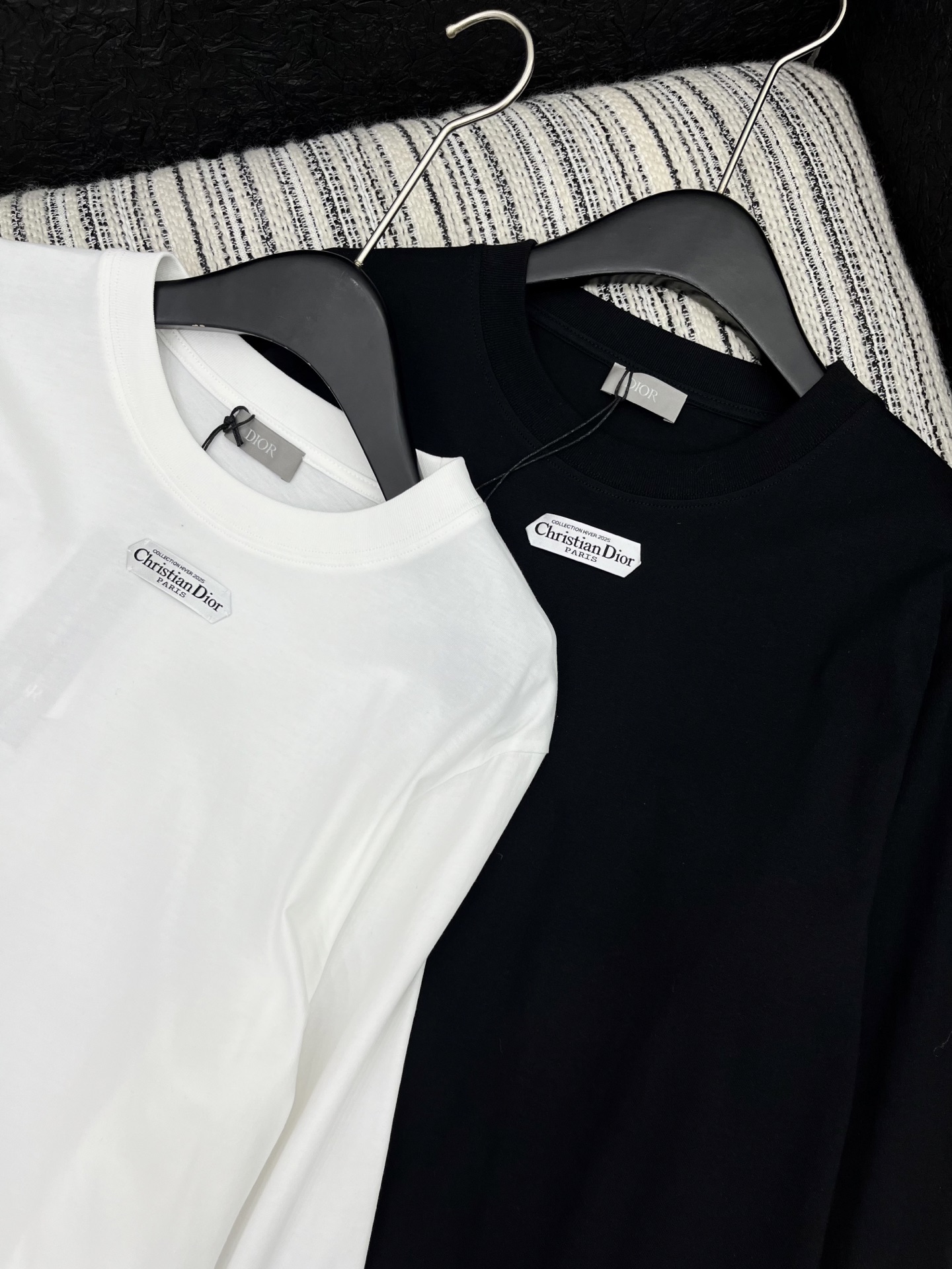 🛒𝐍𝐄𝐖 · 𝟐𝟎𝟐5/爆款现货

原单品质  Dio*｜25早秋字母贴标长袖T恤
精致版型上身巨显瘦！