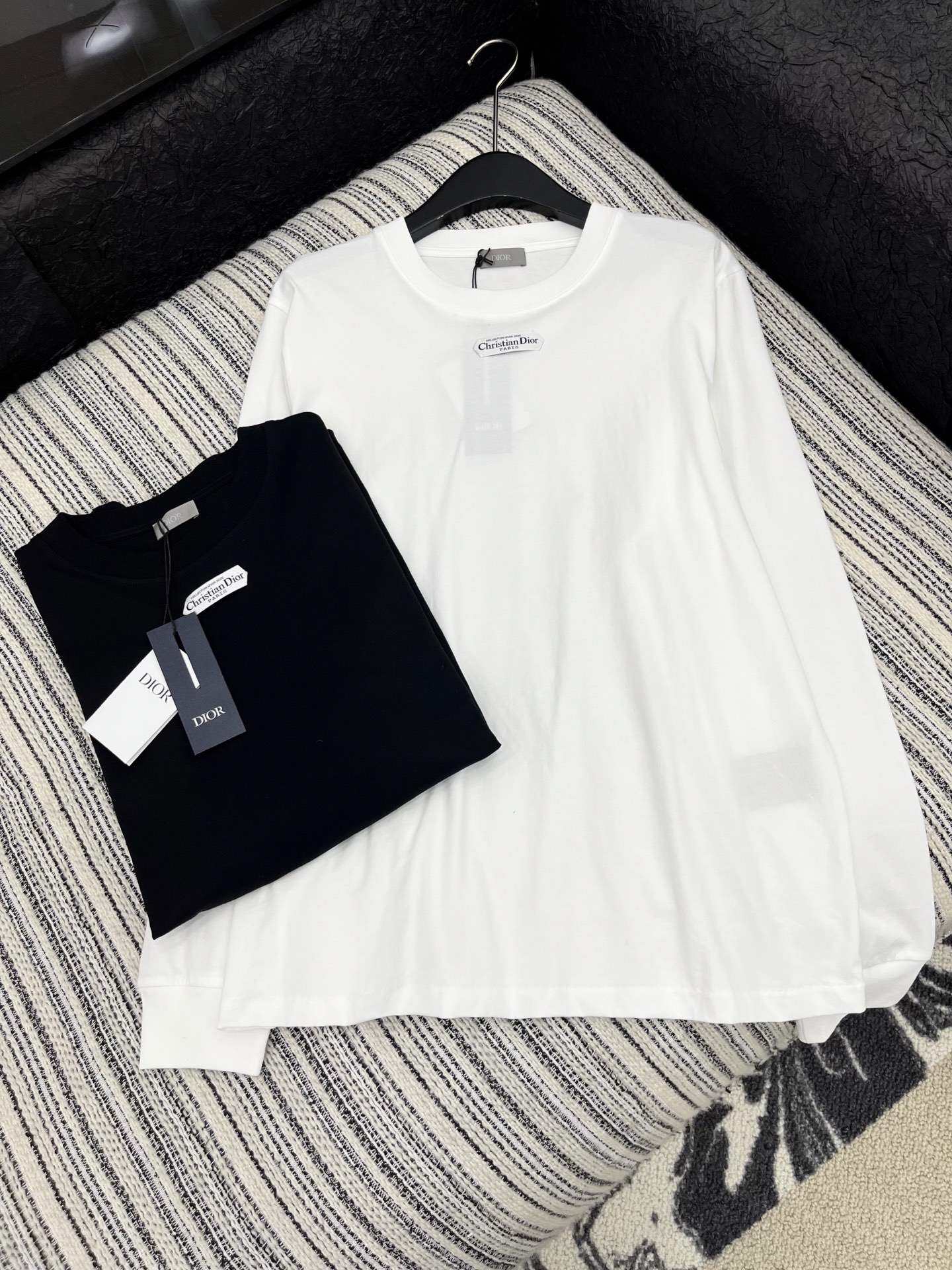 🛒𝐍𝐄𝐖 · 𝟐𝟎𝟐5/爆款现货

原单品质  Dio*｜25早秋字母贴标长袖T恤
精致版型上身巨显瘦！