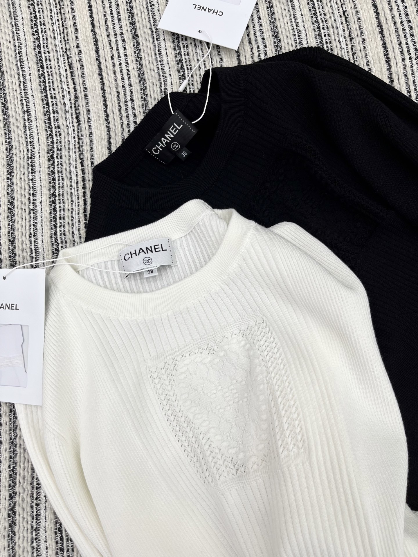🛒𝐍𝐄𝐖 · 𝟐𝟎𝟐5/爆款现货

原单品质   Chane* ｜25新品刺绣装饰长袖针织衫
精致常规版