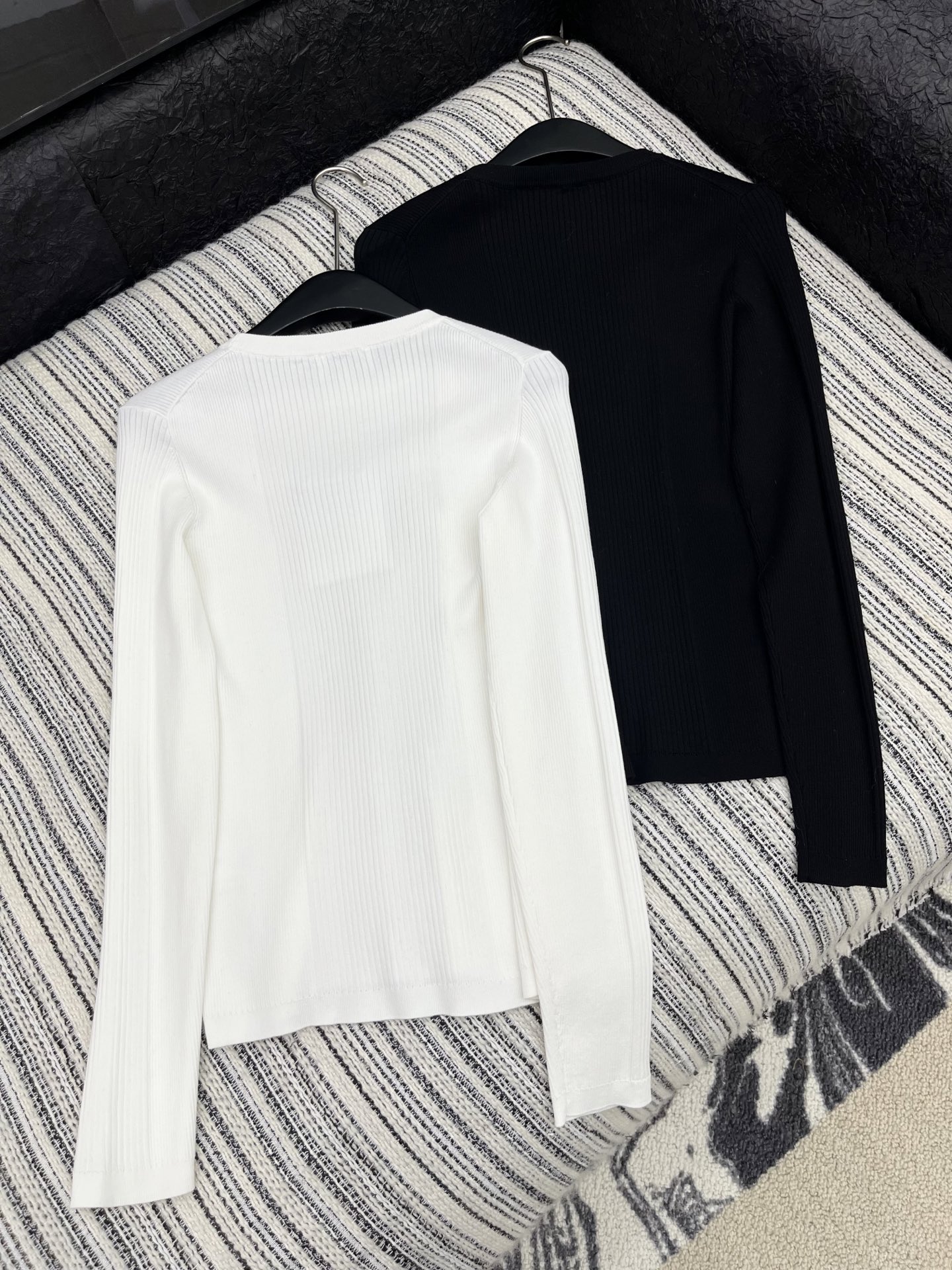 🛒𝐍𝐄𝐖 · 𝟐𝟎𝟐5/爆款现货

原单品质   Chane* ｜25新品刺绣装饰长袖针织衫
精致常规版