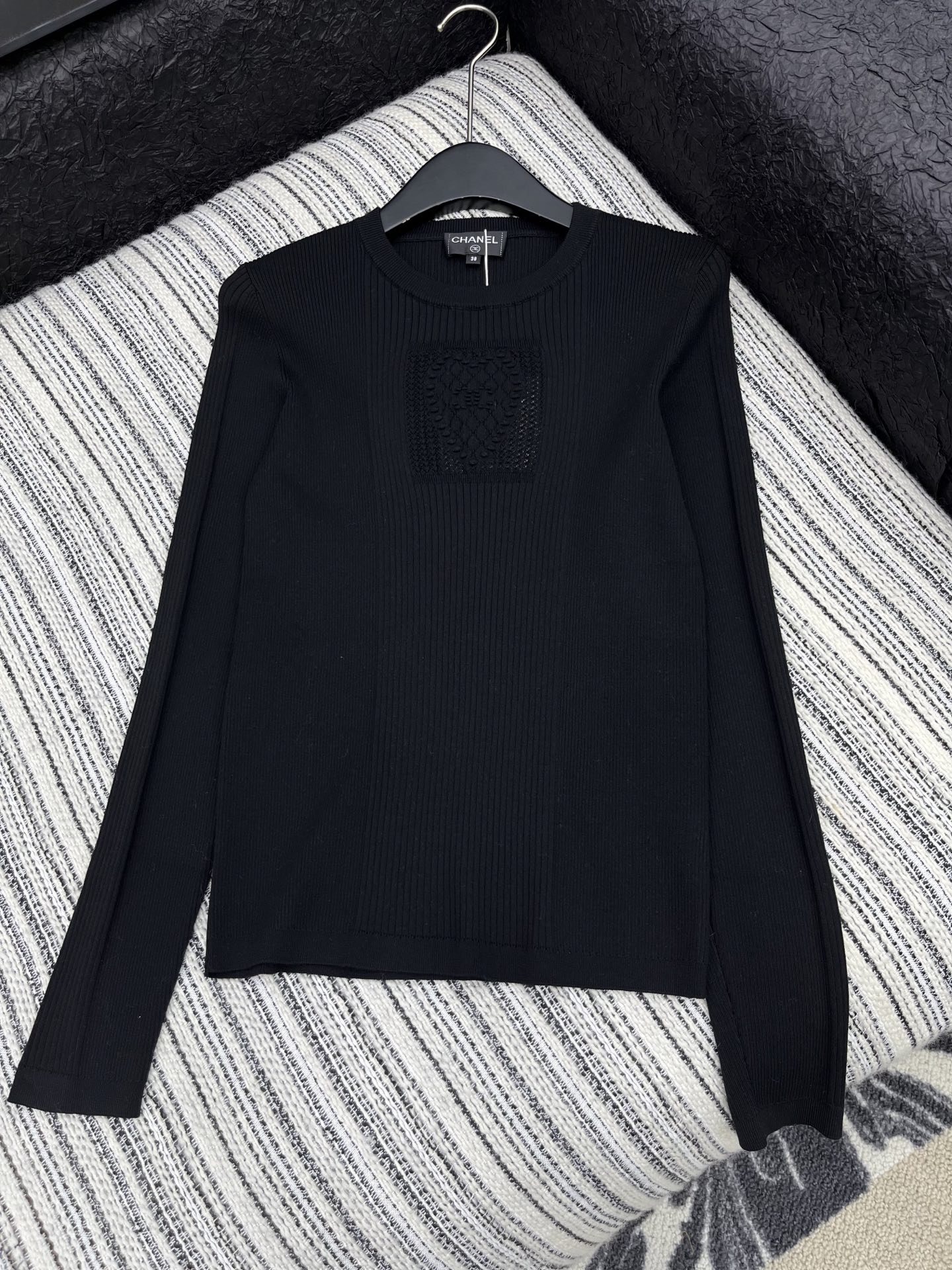 🛒𝐍𝐄𝐖 · 𝟐𝟎𝟐5/爆款现货

原单品质   Chane* ｜25新品刺绣装饰长袖针织衫
精致常规版