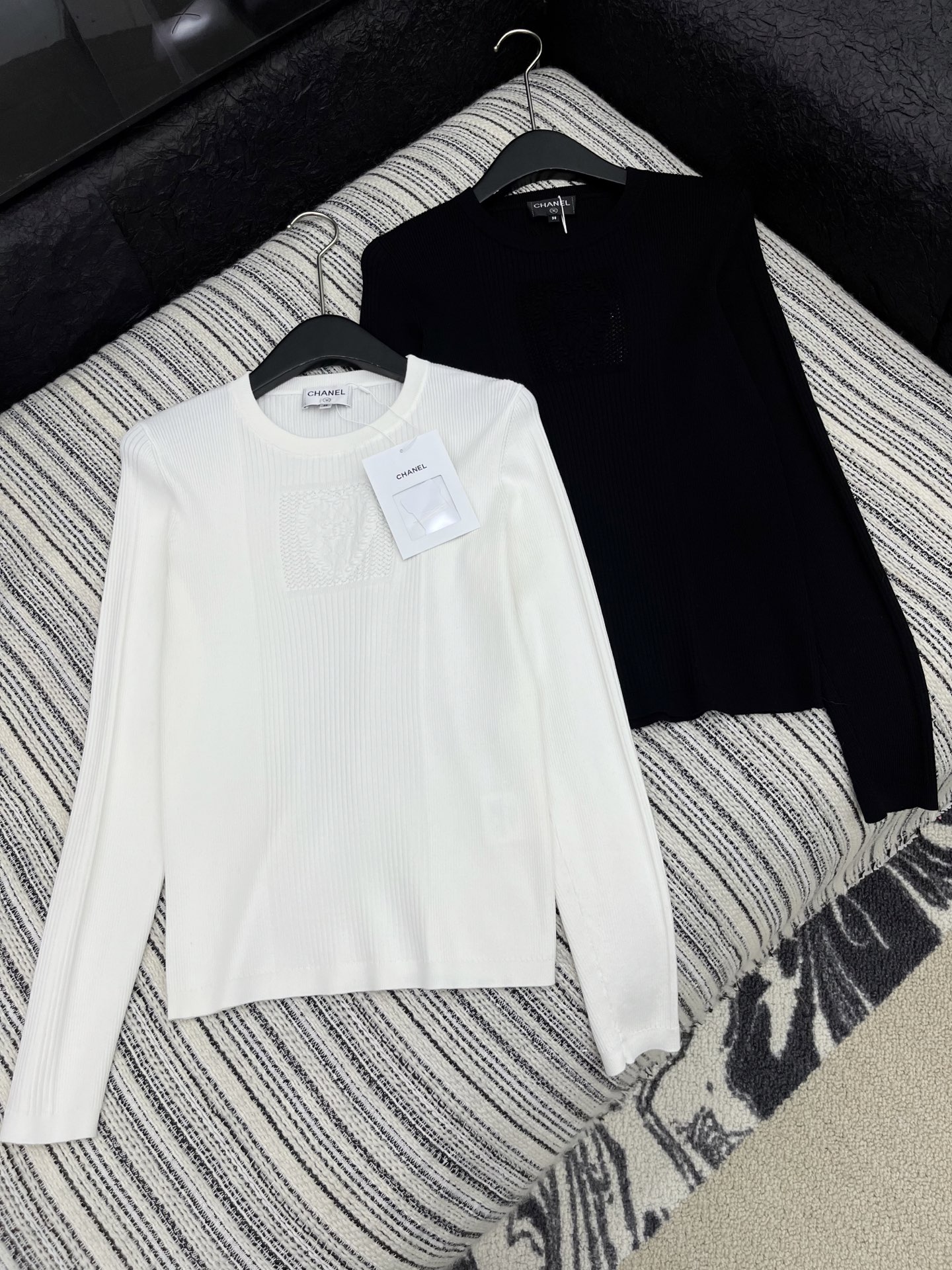 🛒𝐍𝐄𝐖 · 𝟐𝟎𝟐5/爆款现货

原单品质   Chane* ｜25新品刺绣装饰长袖针织衫
精致常规版