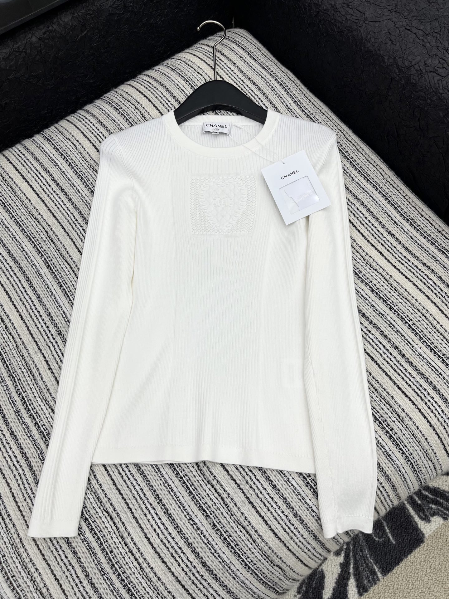 🛒𝐍𝐄𝐖 · 𝟐𝟎𝟐5/爆款现货

原单品质   Chane* ｜25新品刺绣装饰长袖针织衫
精致常规版