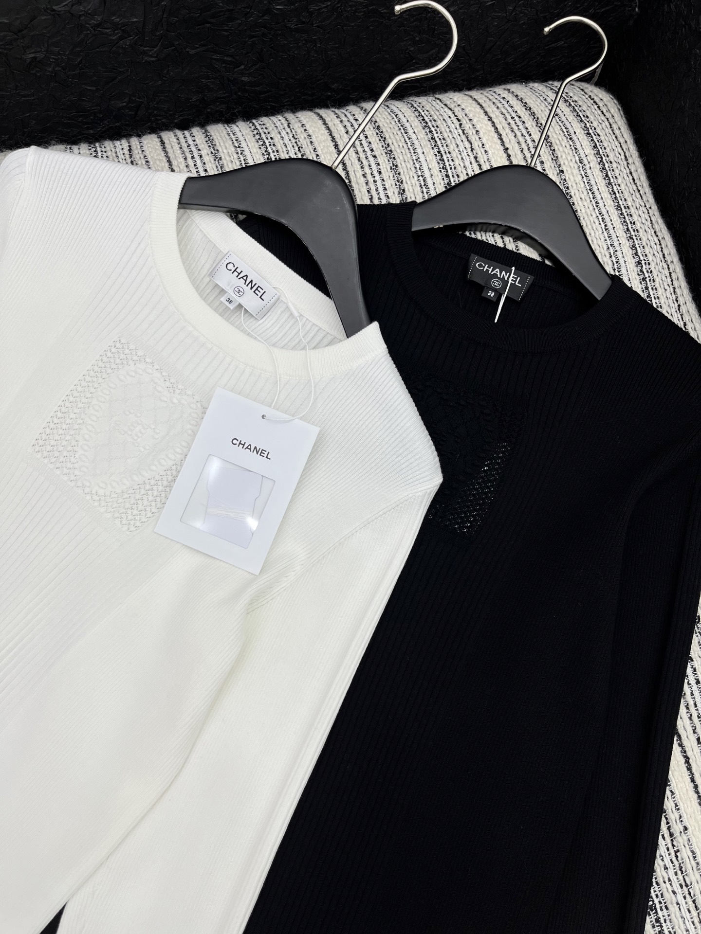 🛒𝐍𝐄𝐖 · 𝟐𝟎𝟐5/爆款现货

原单品质   Chane* ｜25新品刺绣装饰长袖针织衫
精致常规版